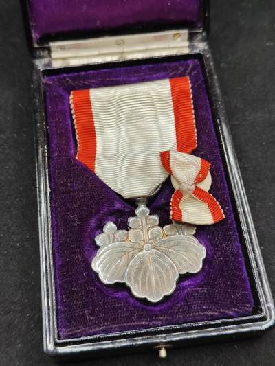 0元起拍勋章 第314期 咸鱼国勋章拍卖专场 11月30日（周日）下午6：00开始 - 日本明治时期 八等白叶章银制带盒略