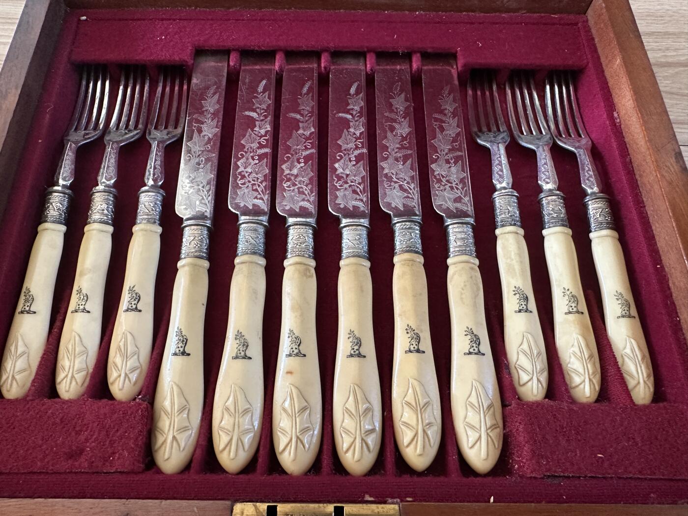 【俄甄集藏】2025年(045)12-03 星期三 晚 19:30 全场包邮 英国伦敦1870-1893年威廉·胡顿&父子制银公司出品古董刻花白色珍贵材料柄镀银餐刀、餐叉24支一套，原木盒，刀长：215mm，叉长：180mm，总重量：851克，设计精美，保存完好