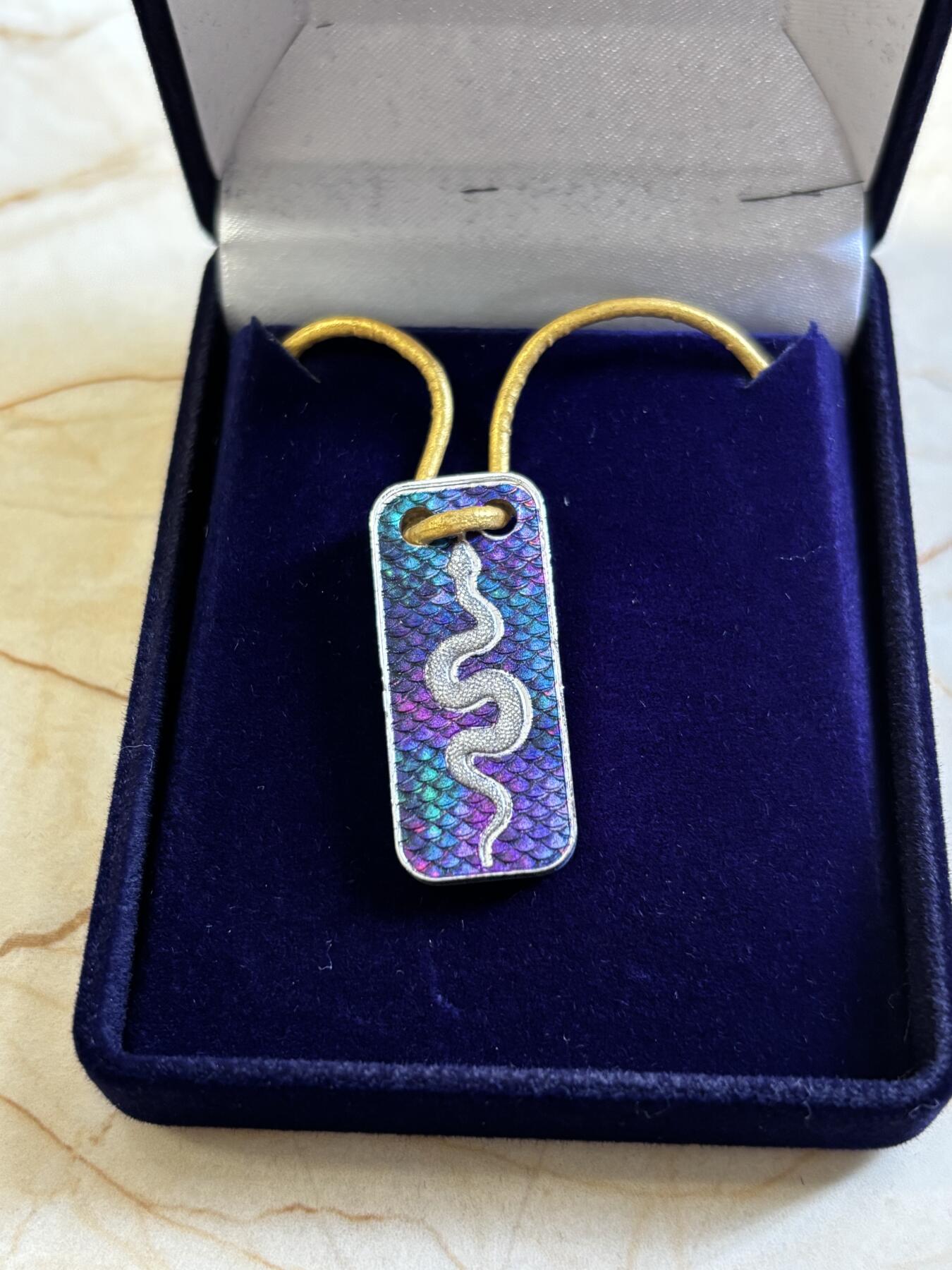 第183期拍卖 喀麦隆2025年中国生肖系列蛇年吊坠纪念彩色银币，999银，发行777枚，10克