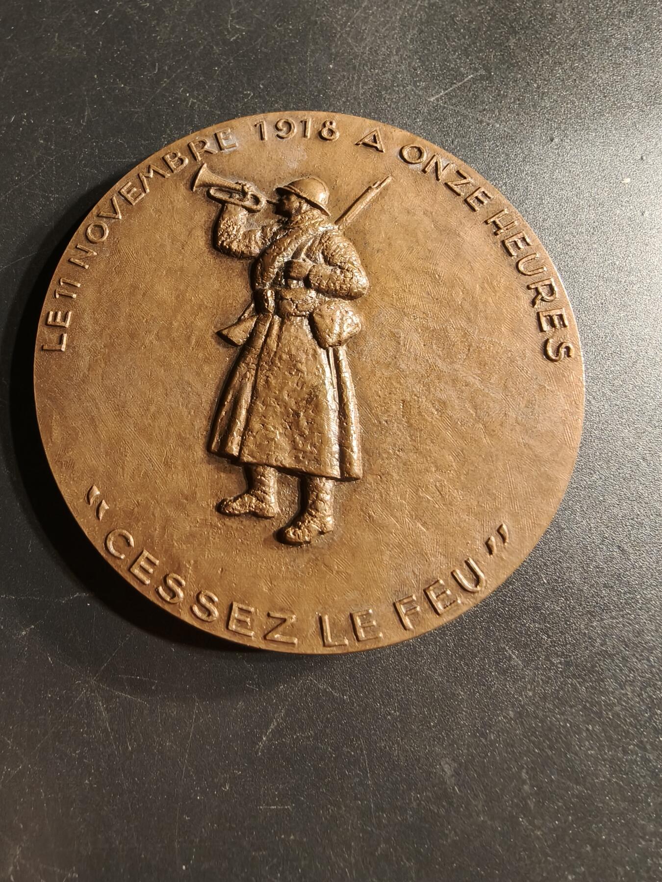 老王徽章第166期 法国一战胜利50周年大铜章     直径68mm.   重量173.2g.     手持旗帜的胜利女神形象