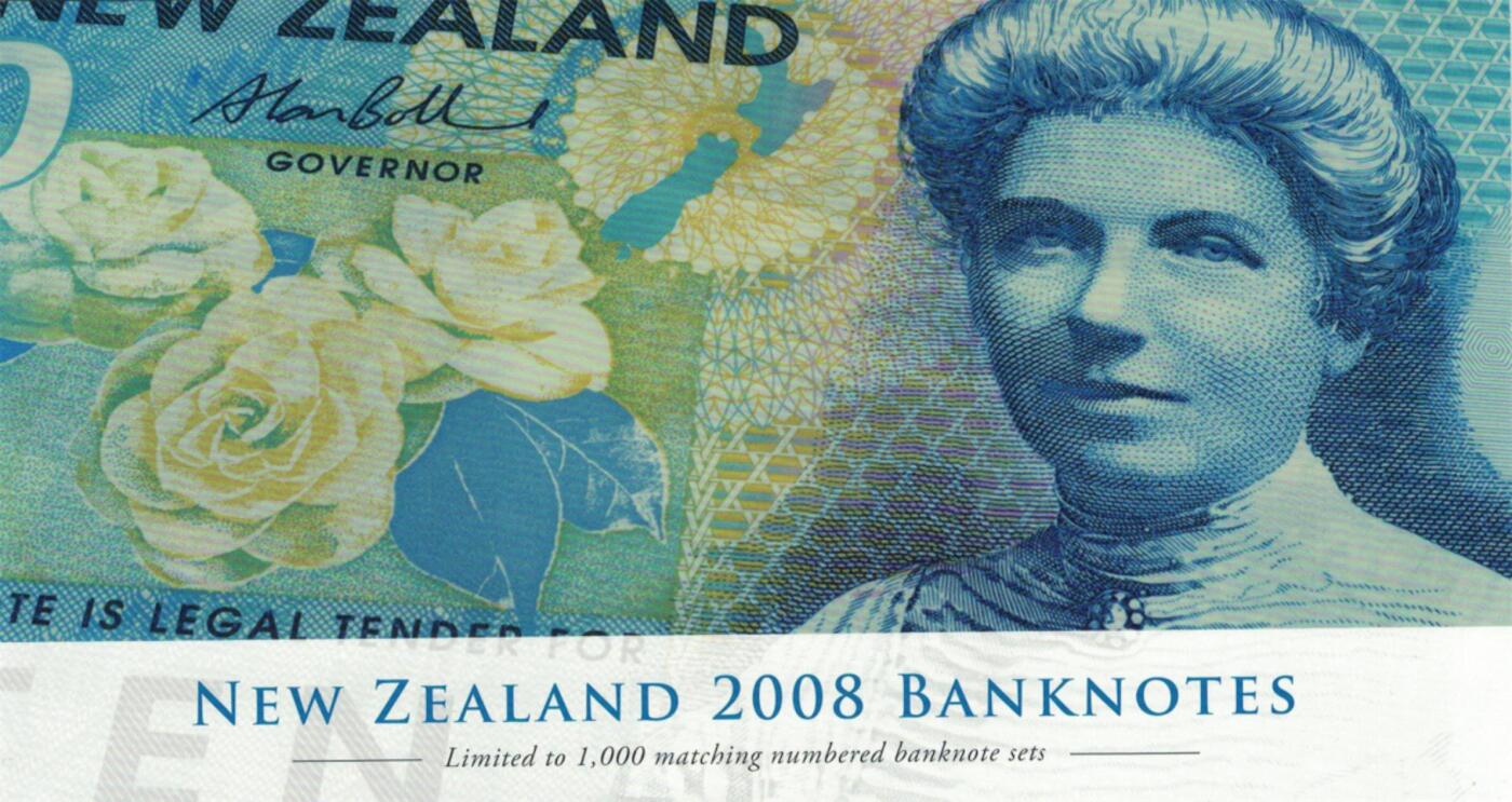 《艾美收藏》第222期-11.30周日外币畅拍 (首发冠全同带原装册)新西兰2008年AA冠5-100元全同百位831号5张大全套，前2位数字是年份缩写，鸟版塑料钞初版首发