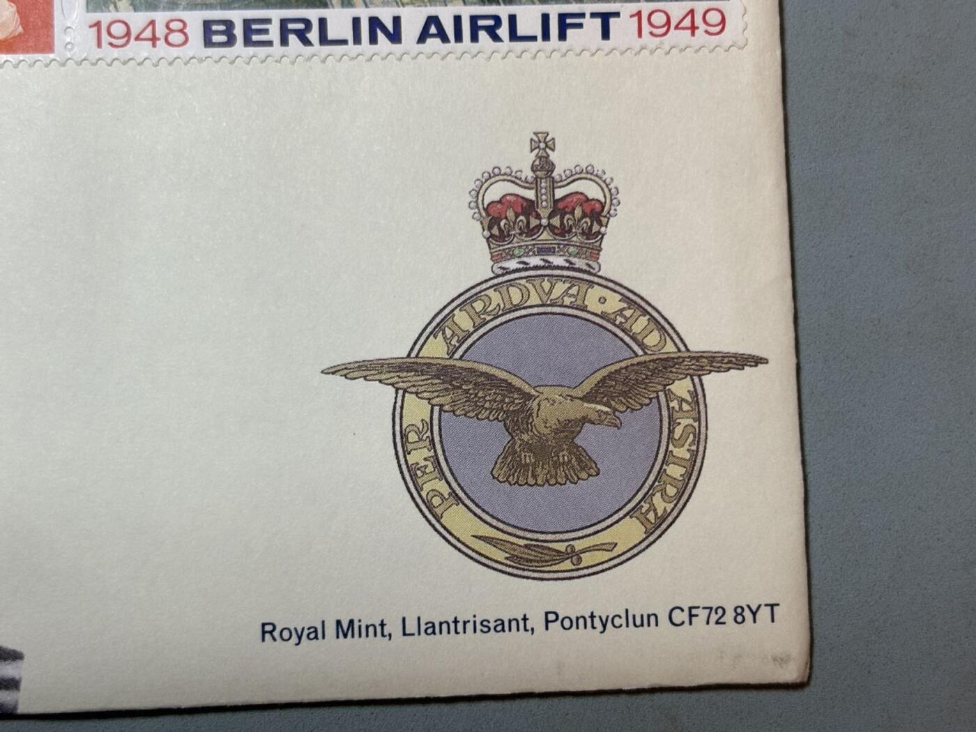 盛世勋华——号角文化勋章邮票专场拍卖第291期 英国1999年柏林危机（柏林空运成功50周年）纪念首日邮币封，包括纪念章+主题邮票+历史资料的组合类藏品，兼具历史纪念与收藏属性，纪念1948-1949年柏林空运50周年——这是二战后美苏冷战初期，西方阵营向被封锁的西柏林空运物资的行动，是冷战早期的标志性事件。限量发行，编号29500
