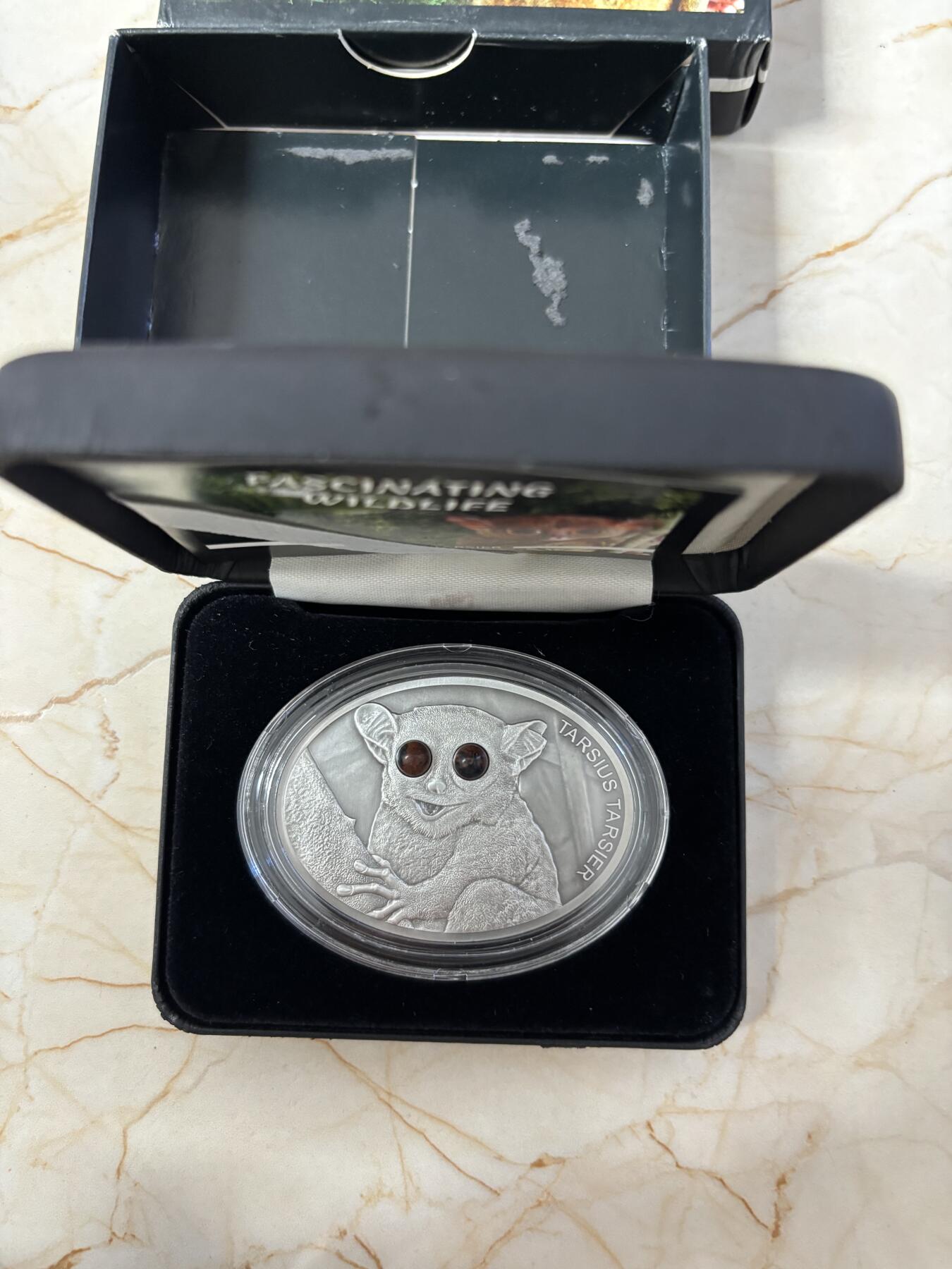 第183期拍卖 斐济2013年野生动物系列眼镜猴镶嵌银币，999银，发行999枚