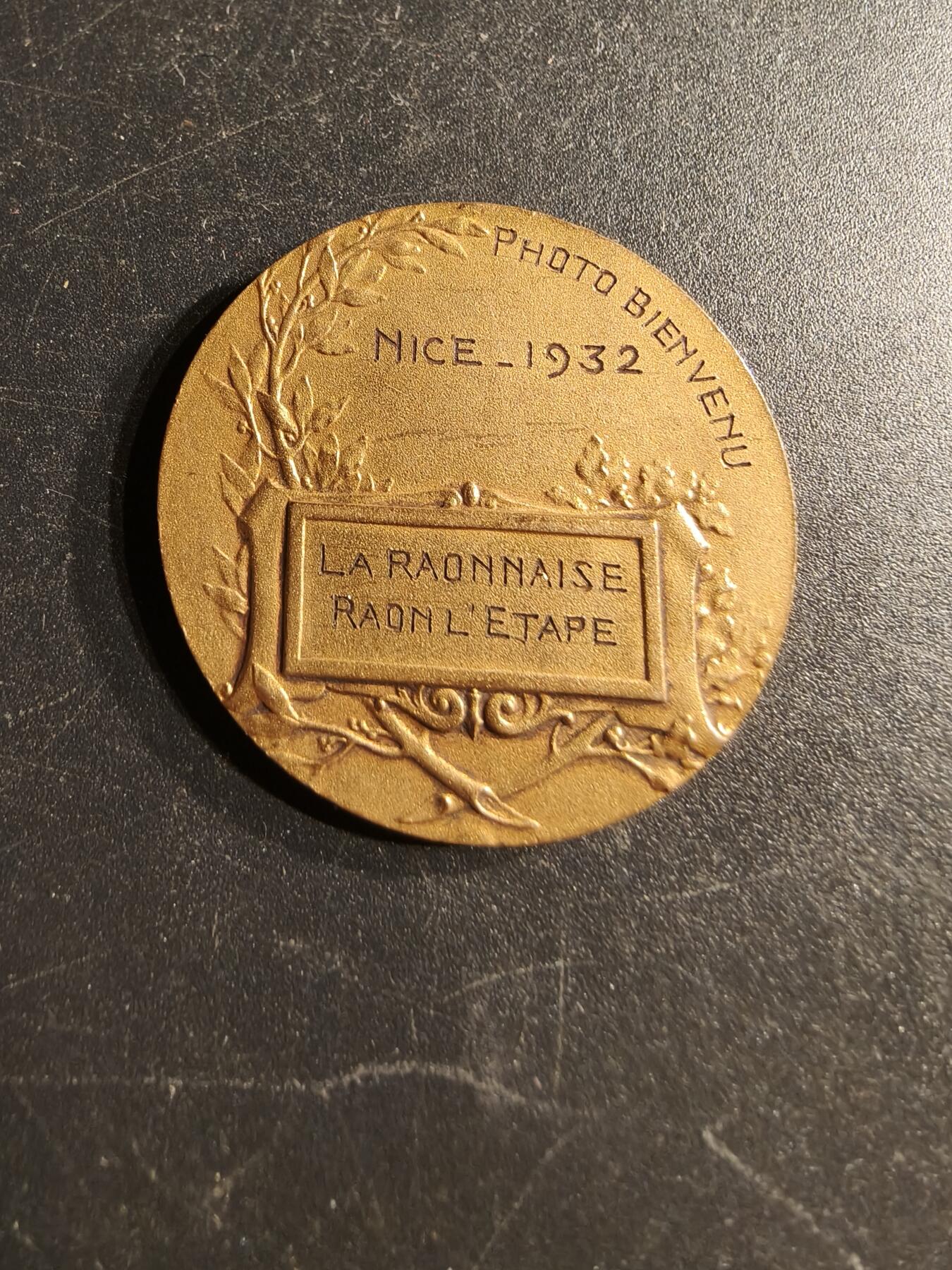 老王徽章第166期 法国摄影协会镀金大铜章    玛丽安娜     直径32mm.    重量11.9g