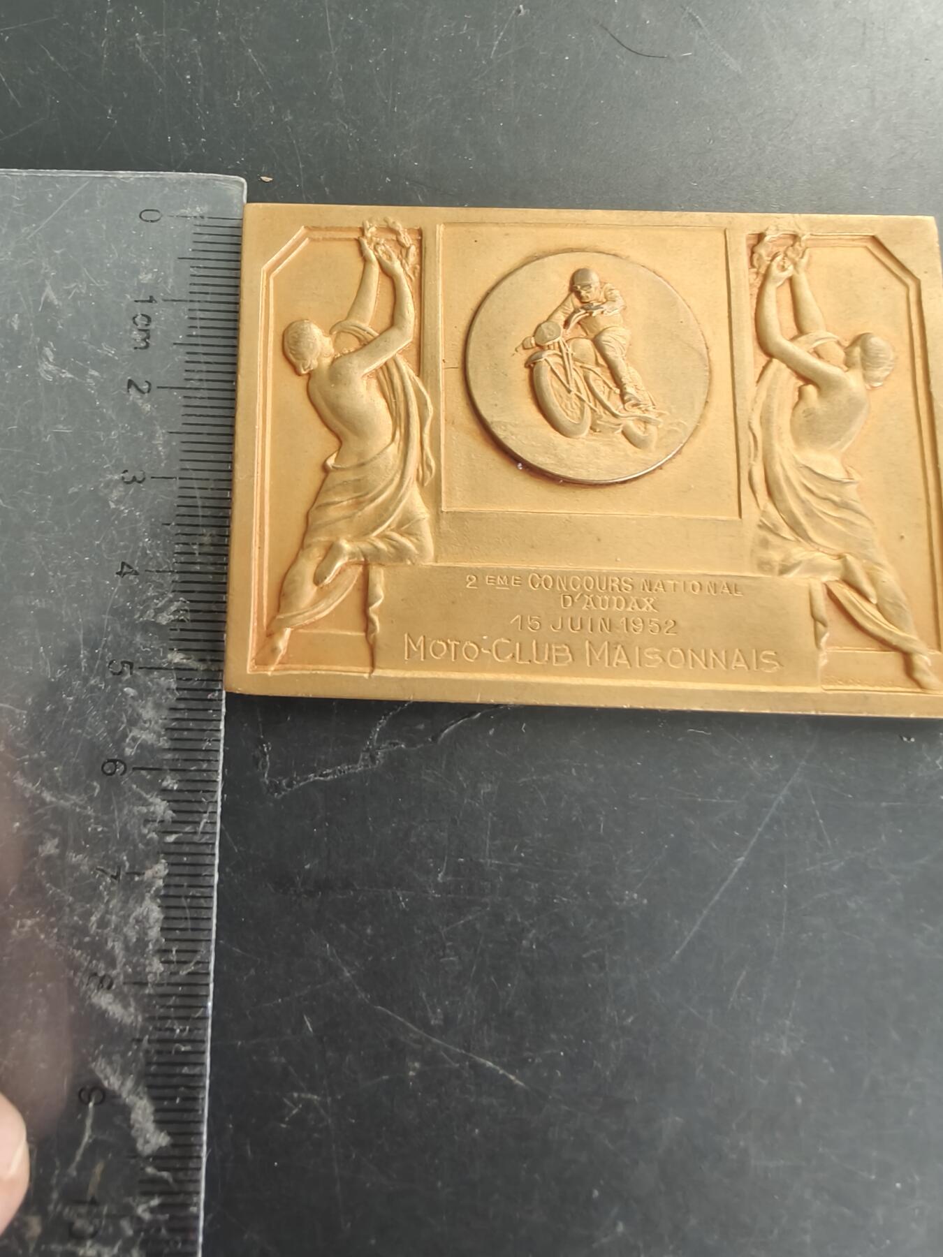老王徽章第166期 法国1952年第二届全国场地越野赛方形镀金大铜章    尺寸75×52mm.    重量124g