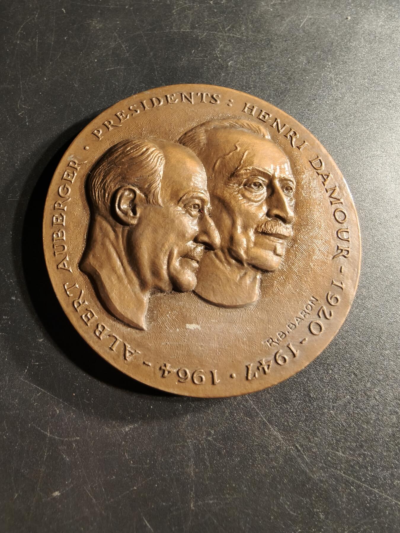 老王徽章第166期 法国莱茵河与罗讷河大铜章    正面为两位法国总统阿尔伯特•奥伯格与亨利达穆尔     直径68mm.    重量180g