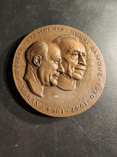 老王徽章第166期 - 法国莱茵河与罗讷河大铜章    正面为两位法国总统阿尔伯特•奥伯格与亨利达穆尔     直径68mm.    重量180g