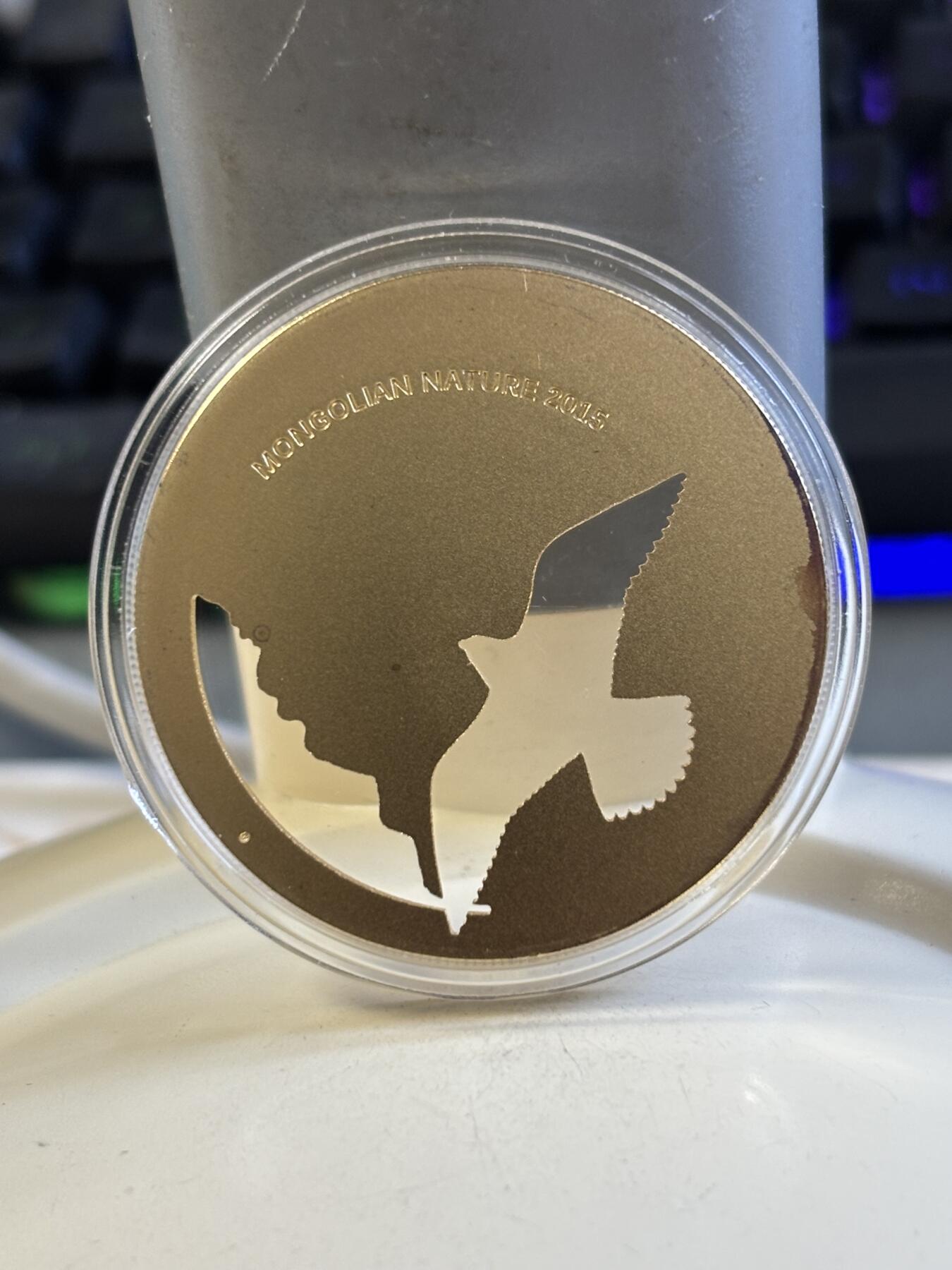 第183期拍卖 蒙古2015年大自然系列3翱翔猎隼镂空镀金纪念银币，1/2盎司，925银，发行2500枚，有氧化