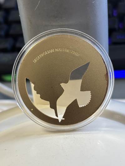 第183期拍卖 - 蒙古2015年大自然系列3翱翔猎隼镂空镀金纪念银币，1/2盎司，925银，发行2500枚，有氧化