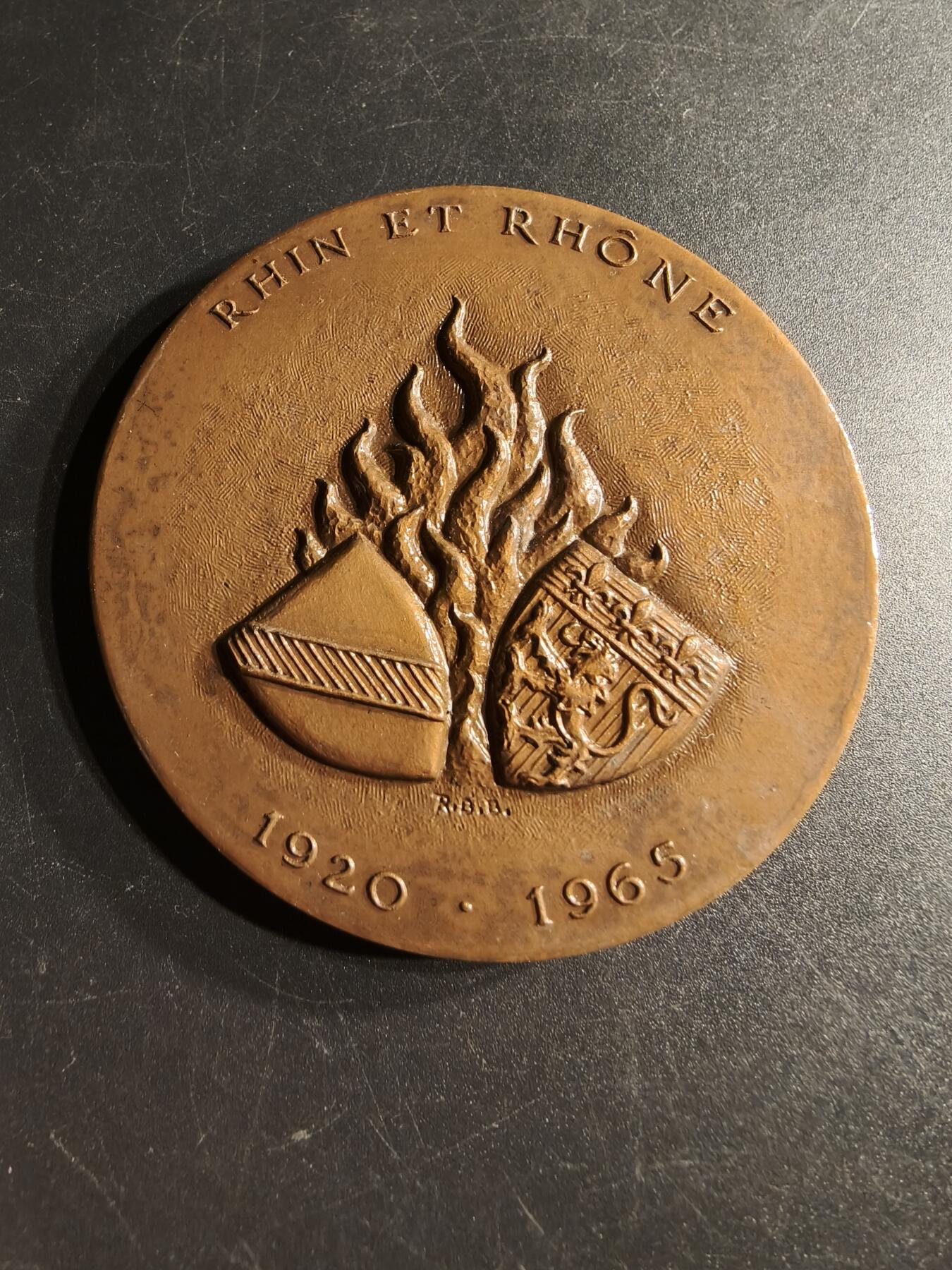 老王徽章第166期 法国莱茵河与罗讷河大铜章    正面为两位法国总统阿尔伯特•奥伯格与亨利达穆尔     直径68mm.    重量180g