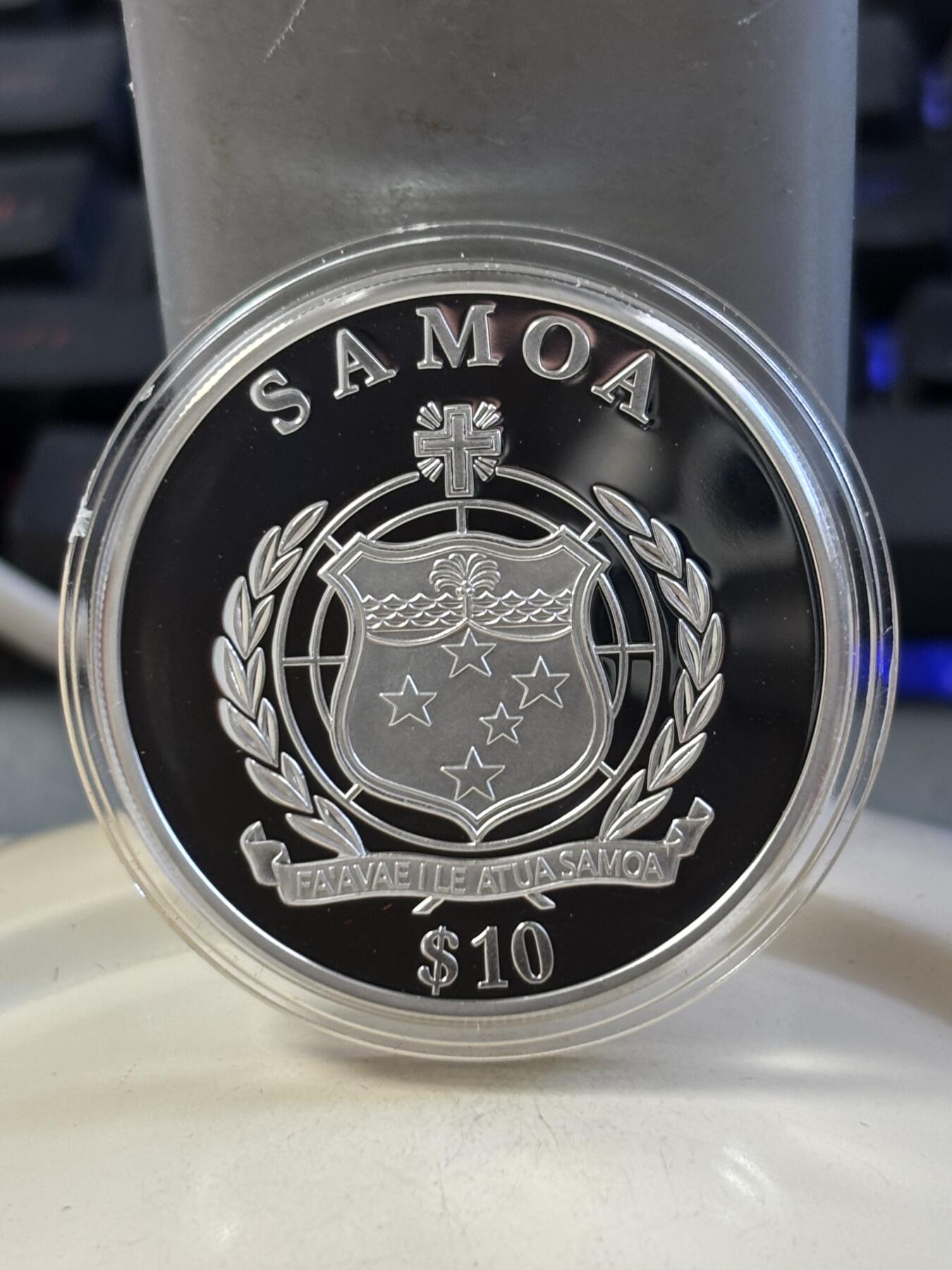 第183期拍卖 萨摩亚2010年动物系列飞狐镶嵌红水晶精制纪念银币，25克，925银，发行2500枚