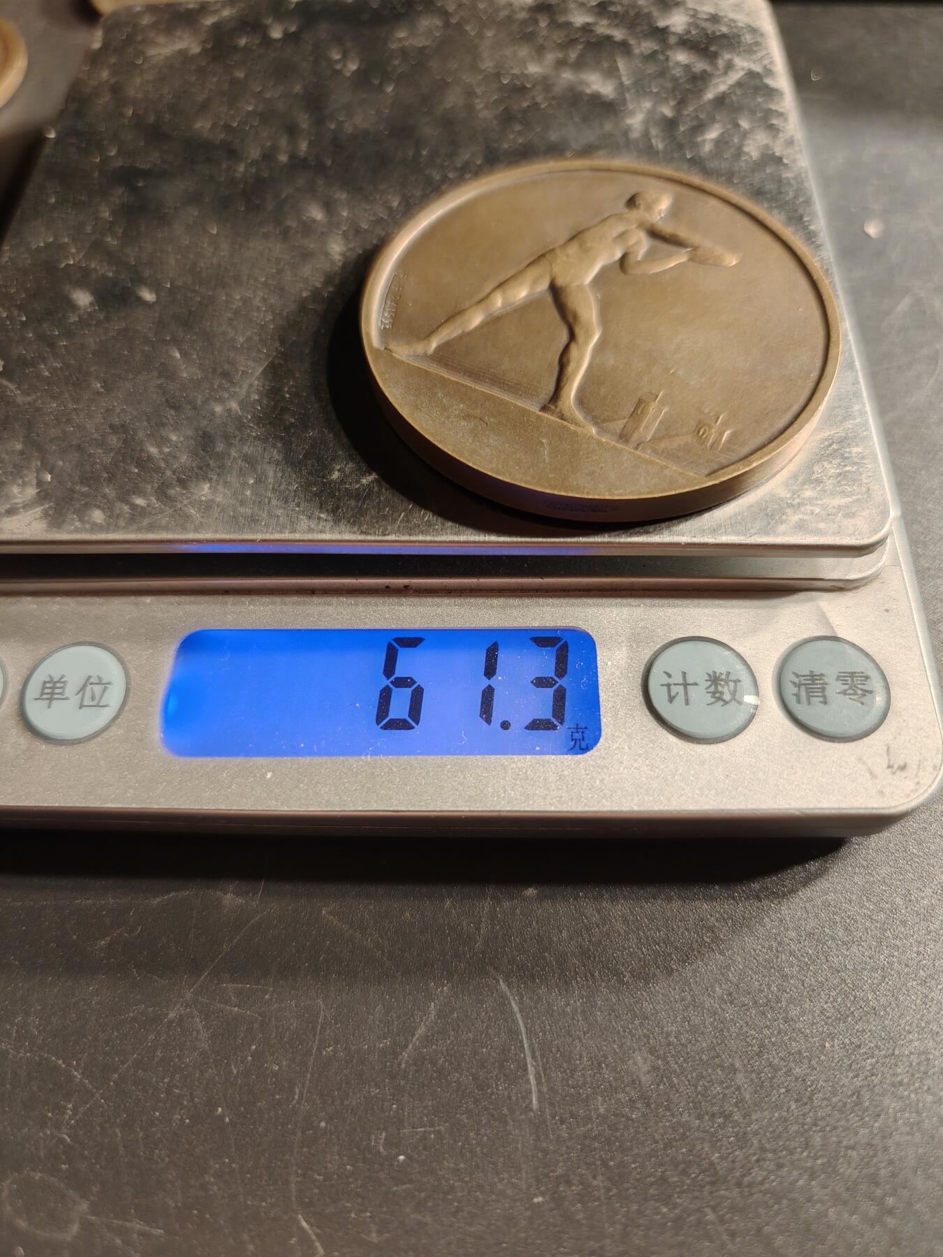 老王徽章第166期 法国体育教育协会大铜章    田径人物    直径50mm.    重量61.3g