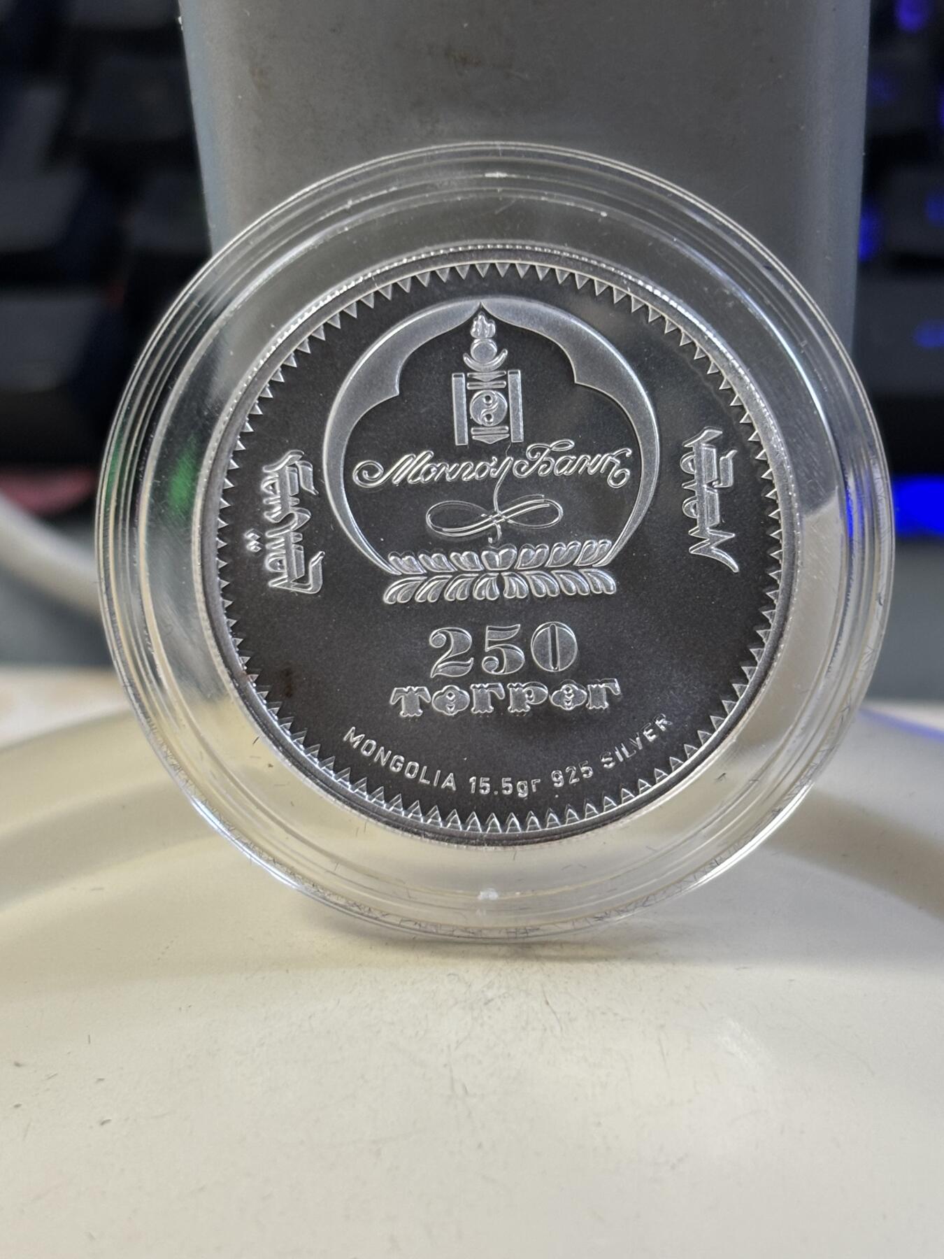 第183期拍卖 蒙古2007年十二星座系列双鱼座半盎司仿古镀金银币，999银镀金，发行7000枚，有氧化