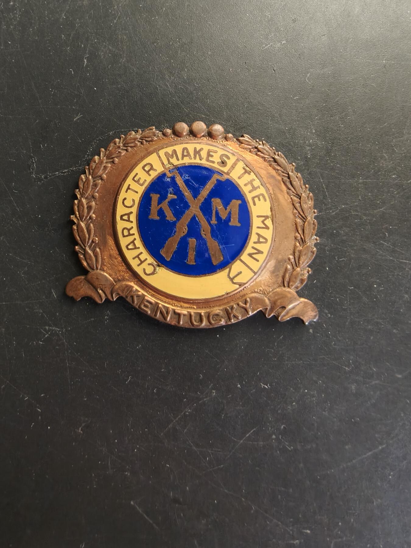 老王徽章第166期 美国肯塔基军事学院大檐帽帽徽    背杆损坏