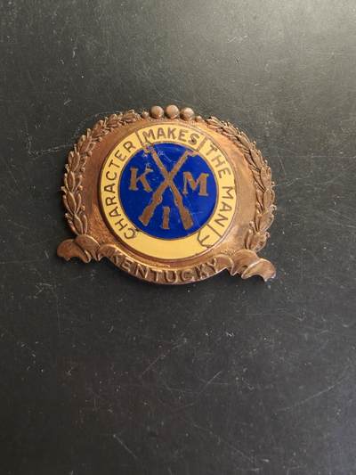 老王徽章第166期 - 美国肯塔基军事学院大檐帽帽徽    背杆损坏