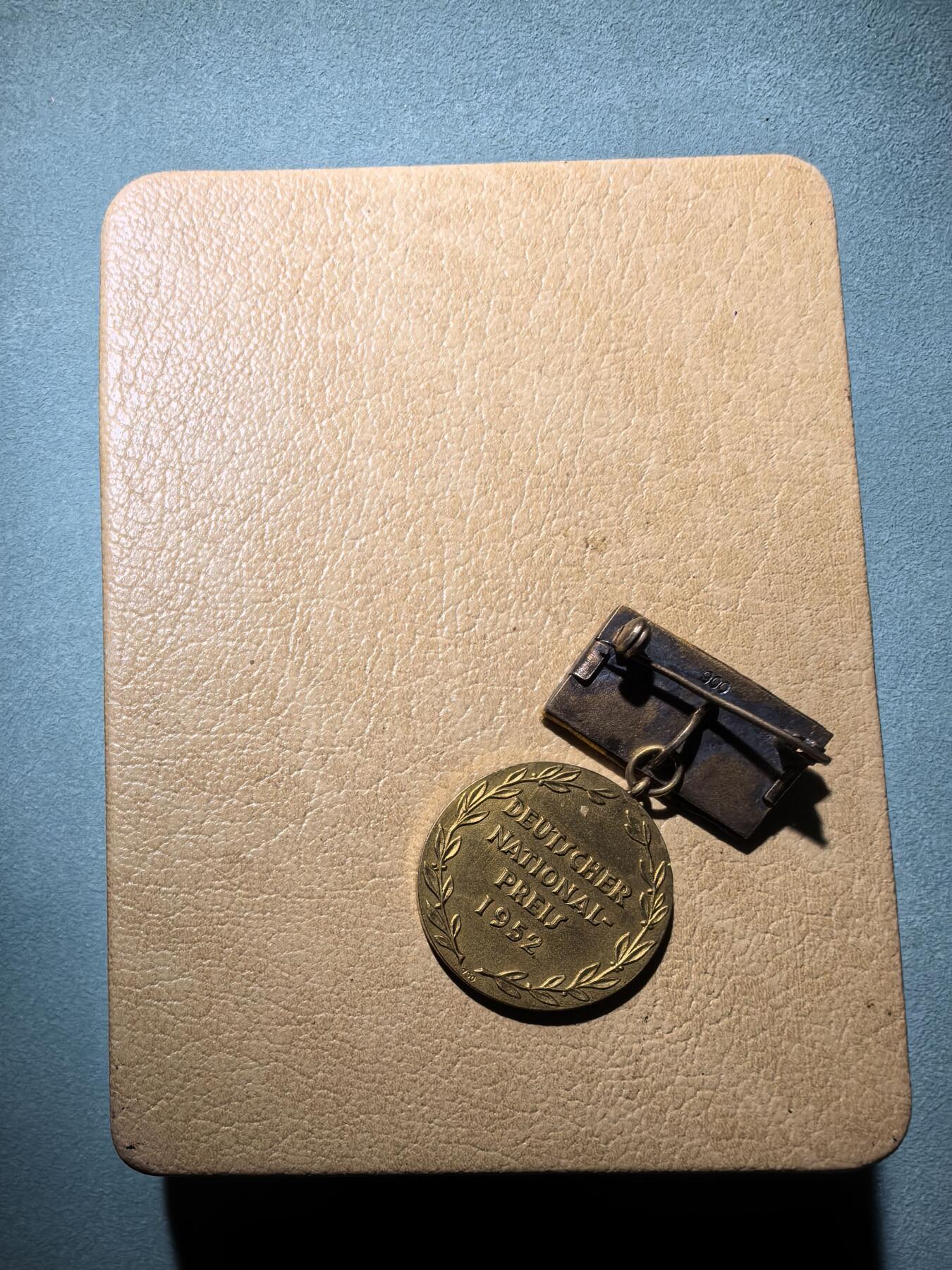 盛世勋华——号角文化勋章邮票专场拍卖第290期 东德国家荣誉 歌德奖金 高级国家勋赏 非常罕见 带原盒和勋略 1952年 章体750金标 上挂900银标 目录价1300欧参见图3