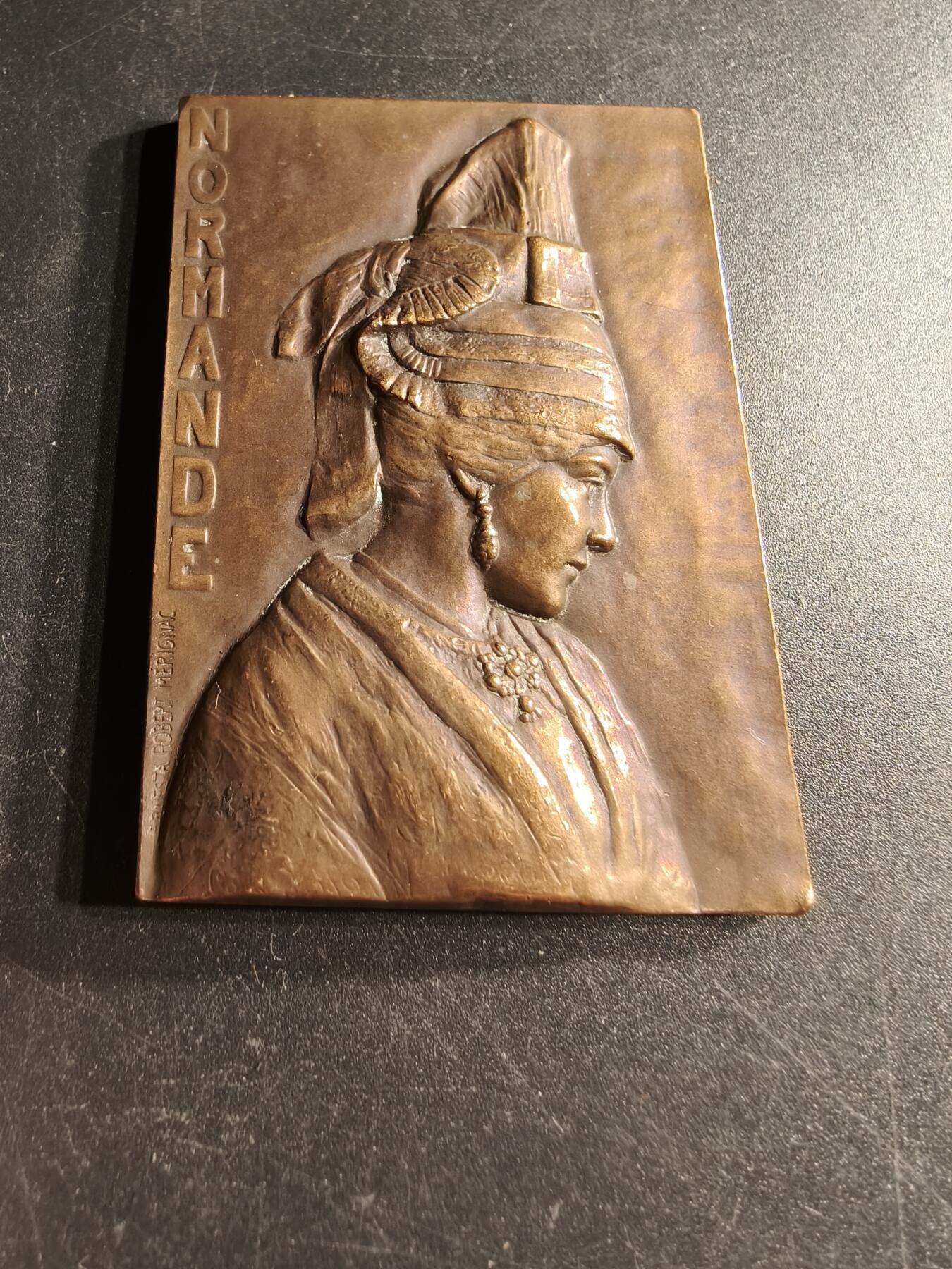 老王徽章第166期 法国诺曼底女性方形大铜章    高浮雕    尺寸64×43mm.    重量107.4g