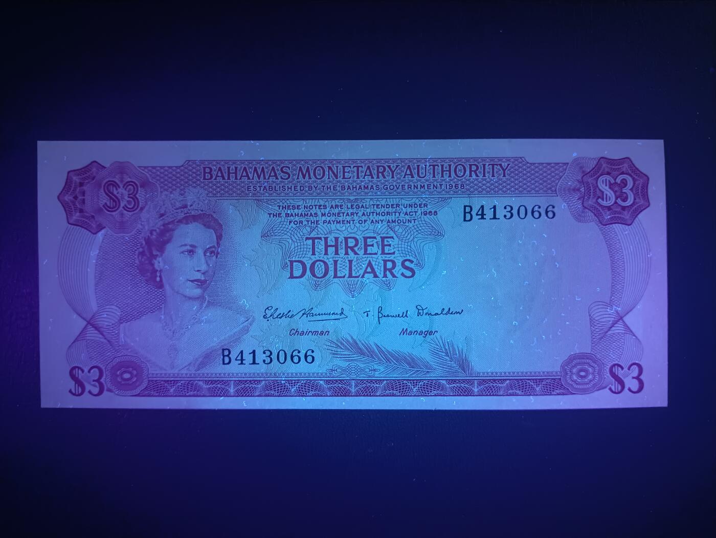 2025十一月第七期，总205期 巴哈马1968年3元AUNC，中期金管局版本，大冠女王和天堂海滩