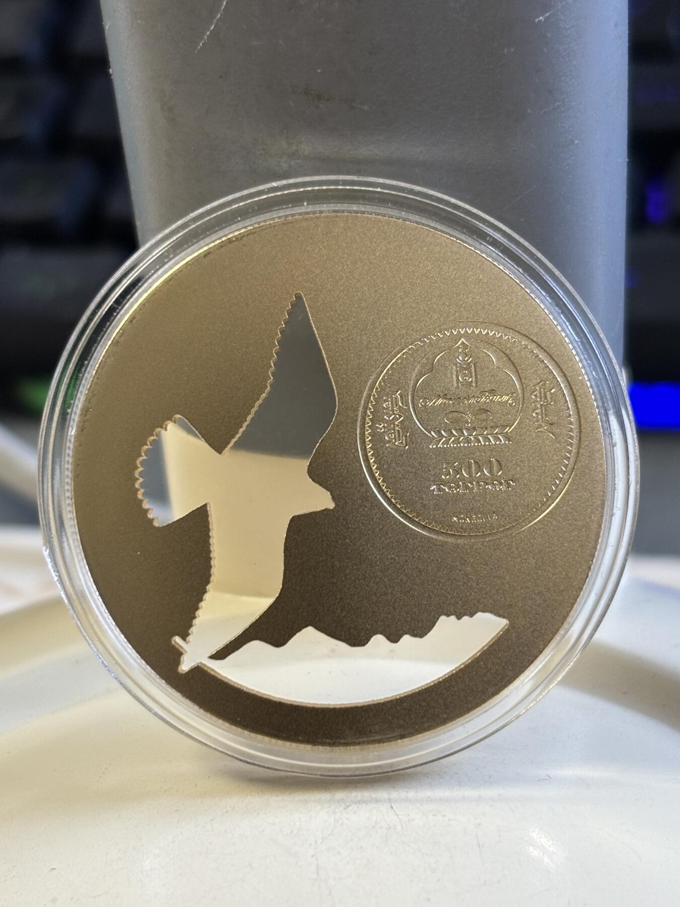 第183期拍卖 蒙古2015年大自然系列3翱翔猎隼镂空镀金纪念银币，1/2盎司，925银，发行2500枚，有氧化