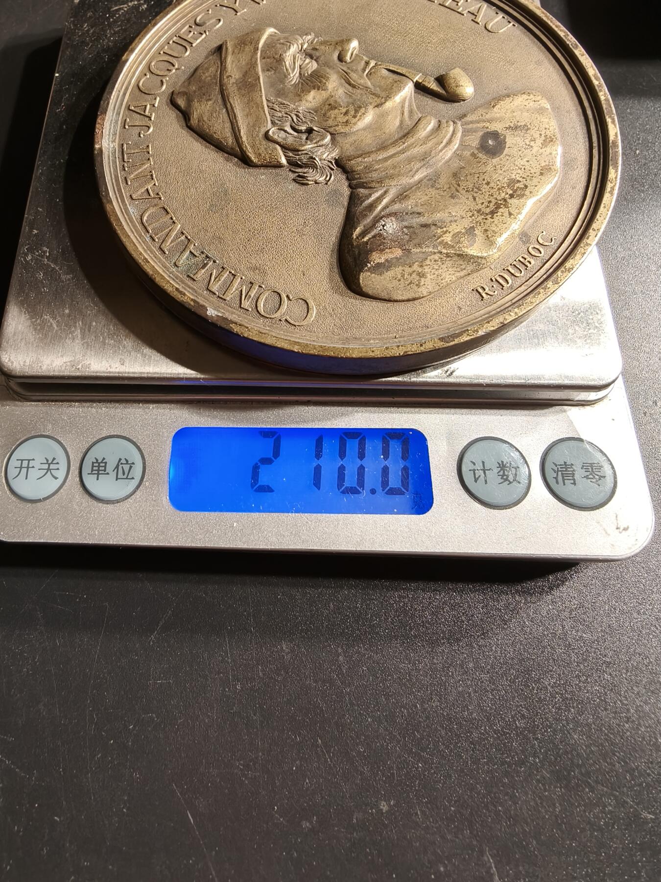 老王徽章第166期 法国罗伯特拉丰出版社纪念章     直径89mm.    重量210g