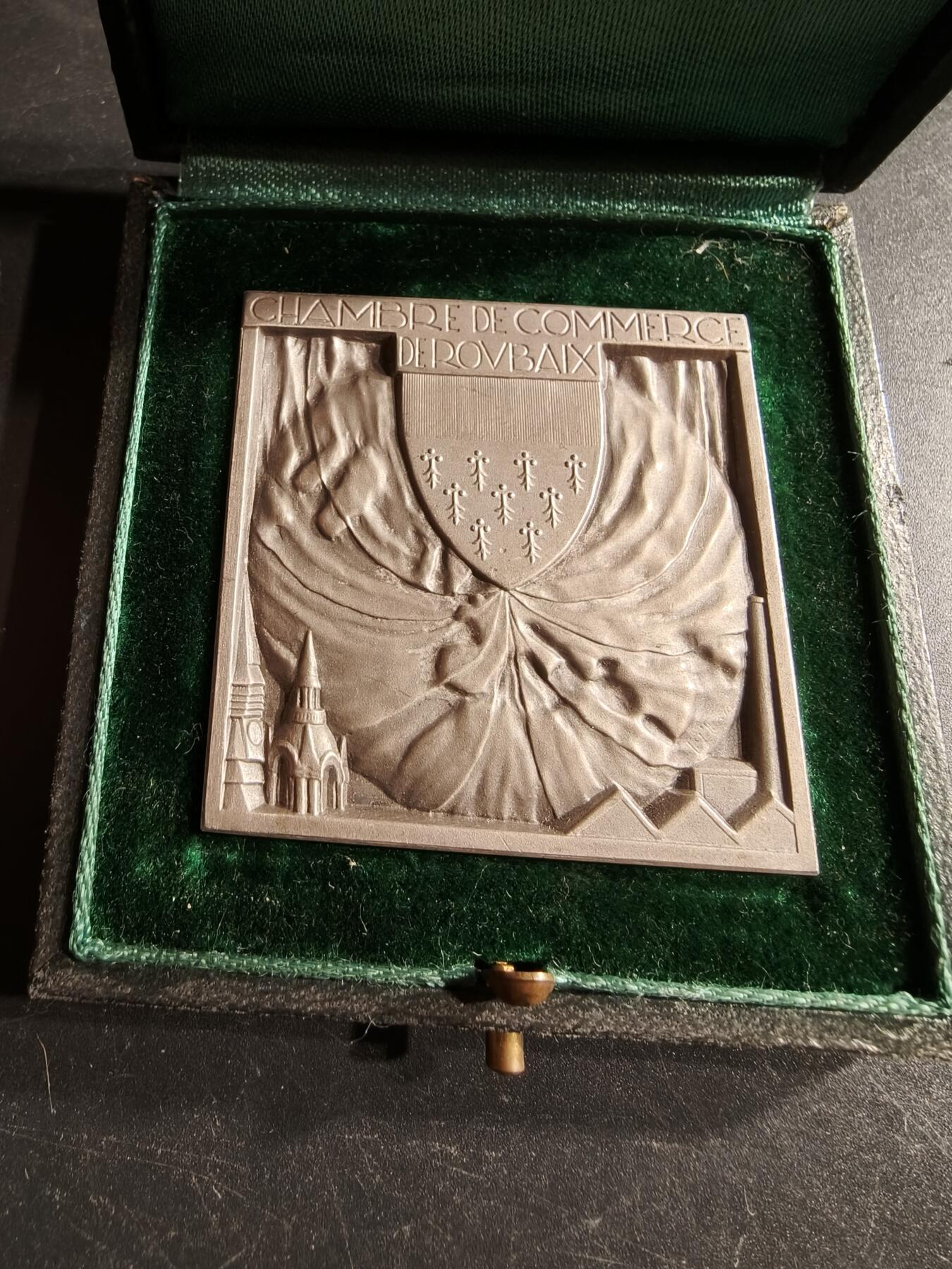 老王徽章第166期 法国鲁贝市工商协会方形大银章    950银   原盒    方形尺寸50×50mm.     重量105.6g