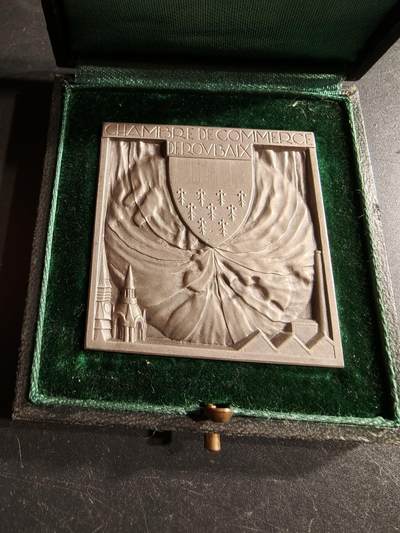 老王徽章第166期 - 法国鲁贝市工商协会方形大银章    950银   原盒    方形尺寸50×50mm.     重量105.6g