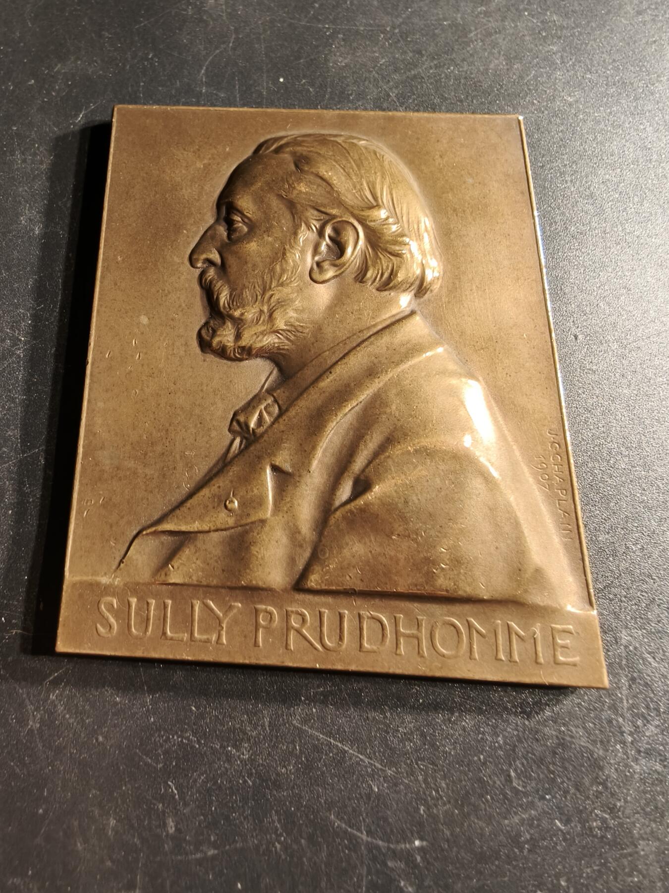 老王徽章第166期 法国著名诗人、散文家苏利•普鲁多姆成为法兰西学院院士25周年方形大铜章     大师夏普兰作品     尺寸71×57mm.    重量150g