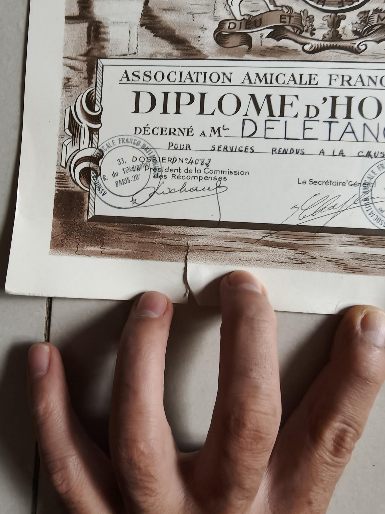 老王徽章第166期 骑士级英法友好协会勋章     原盒带证书（证书底部有折损）    获得者为皮埃尔•德莱唐先生