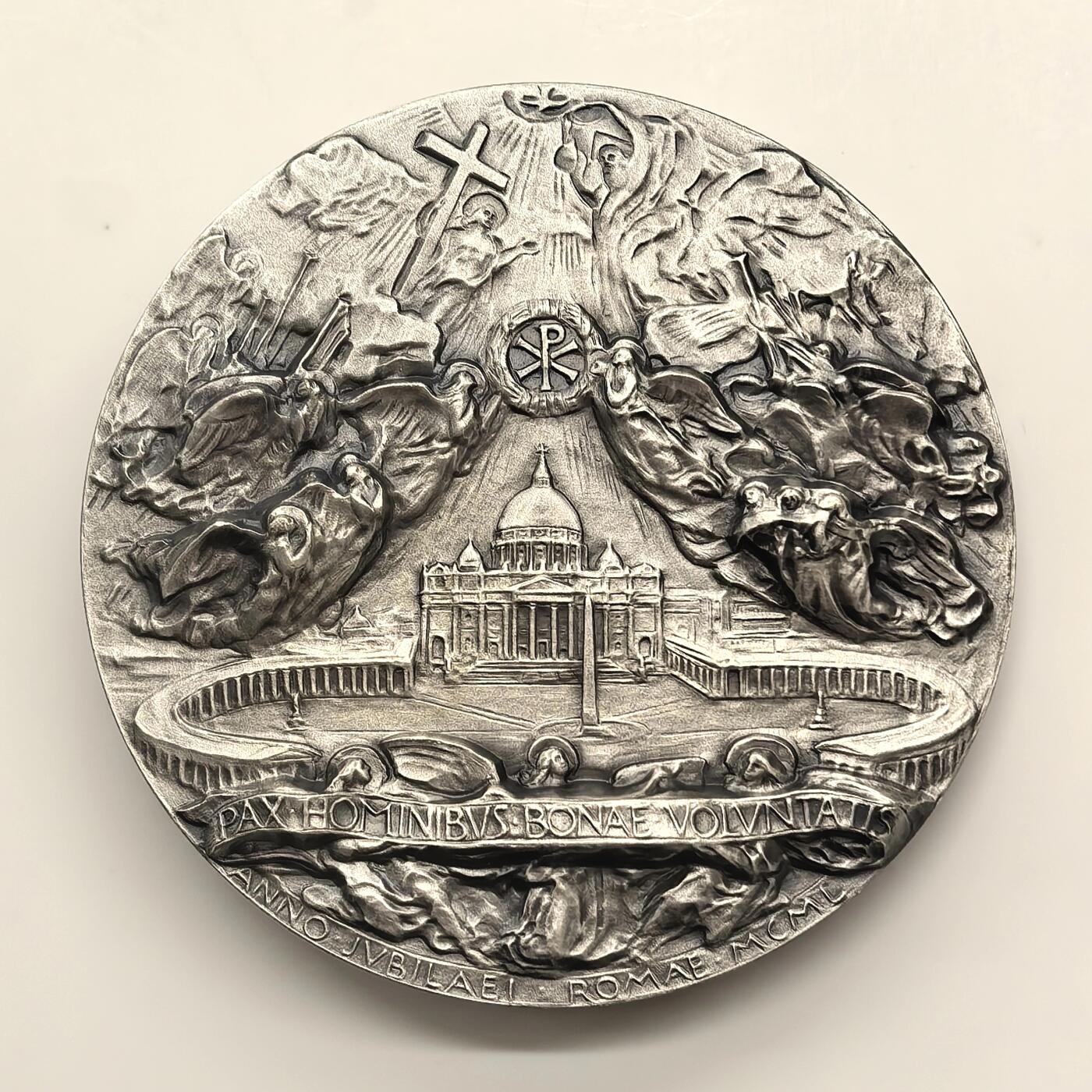 博洋堂世界钱币拍卖第149期（全场包邮） 1950年意大利教皇庇护十二世圣年非凡禧年大型纪念章，博宁塞尼亚雕模，洛里奥利铸造，外拍标注是银章，没有银标不保材质，懂的藏友自行加价拍多少算多少。20世纪最宏伟、最具艺术价值的教皇禧年纪念章之一，堪称意大利纪念章艺术的巅峰代表。 震撼尺寸（直径100毫米），重量约达563克，握于手中尽显沉甸甸的质感与尊贵。大尺寸当年发行量极少，经市场验证，公开渠道几乎难觅其踪，稀有度极高，是为“橱窗级”珍品。