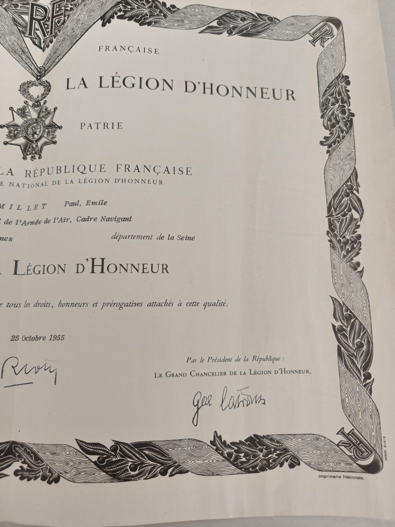 老王徽章第166期 法国军官级荣誉军团勋章证书    四共时期     左上有损     1955年授予空军中校