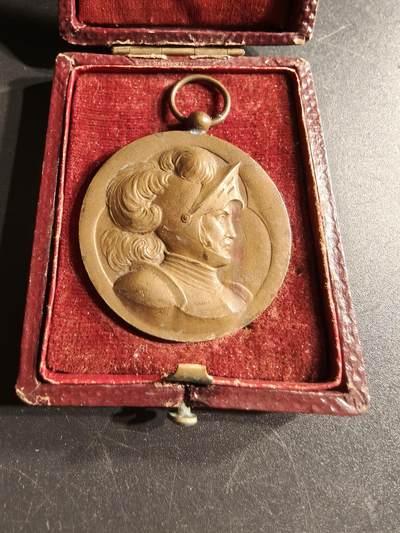 老王徽章第166期 - 法国洛林射击联盟铜奖章     戎装战士形象    原盒     直径35mm.    重量20g