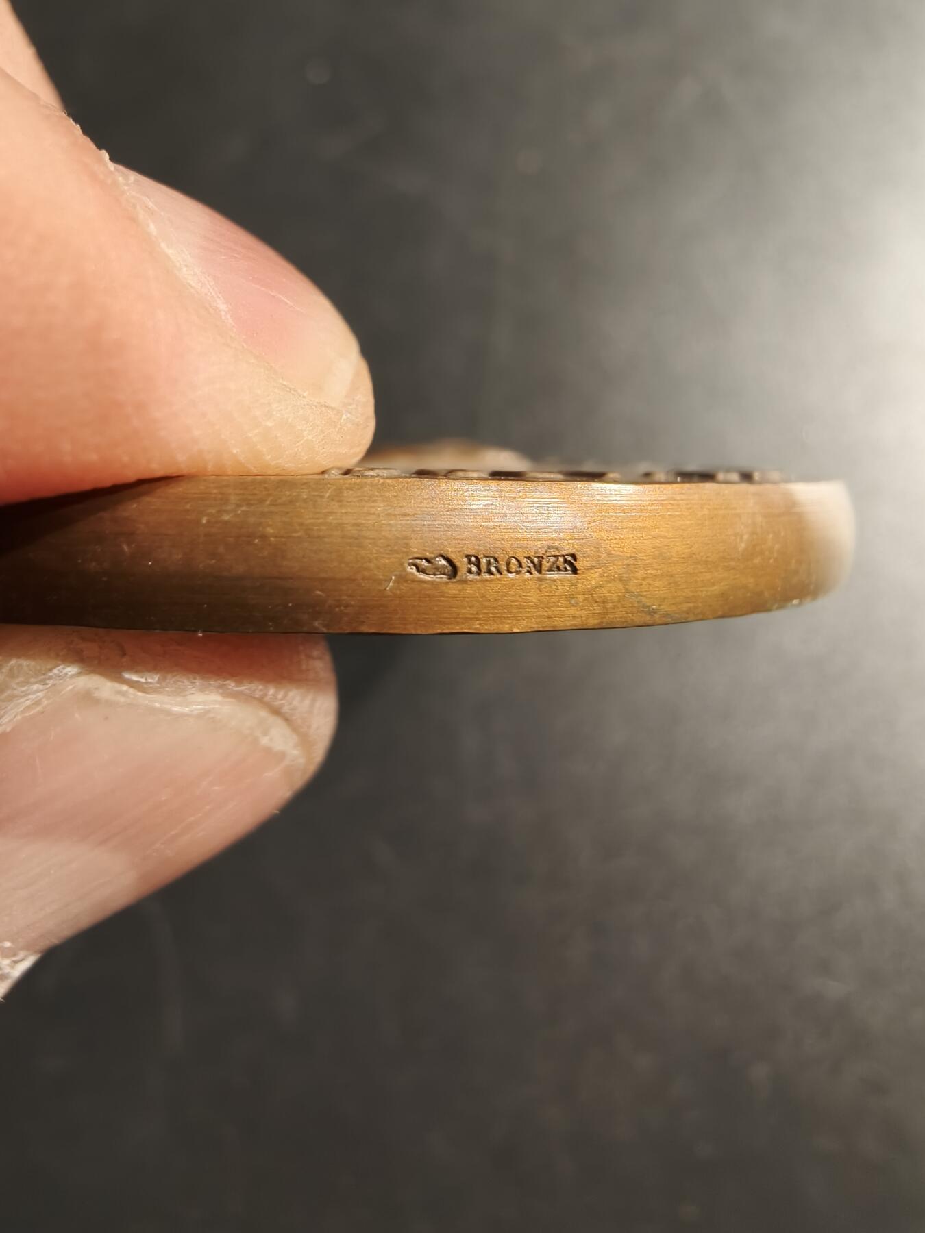 老王徽章第166期 法国莱茵河与罗讷河大铜章    正面为两位法国总统阿尔伯特•奥伯格与亨利达穆尔     直径68mm.    重量180g