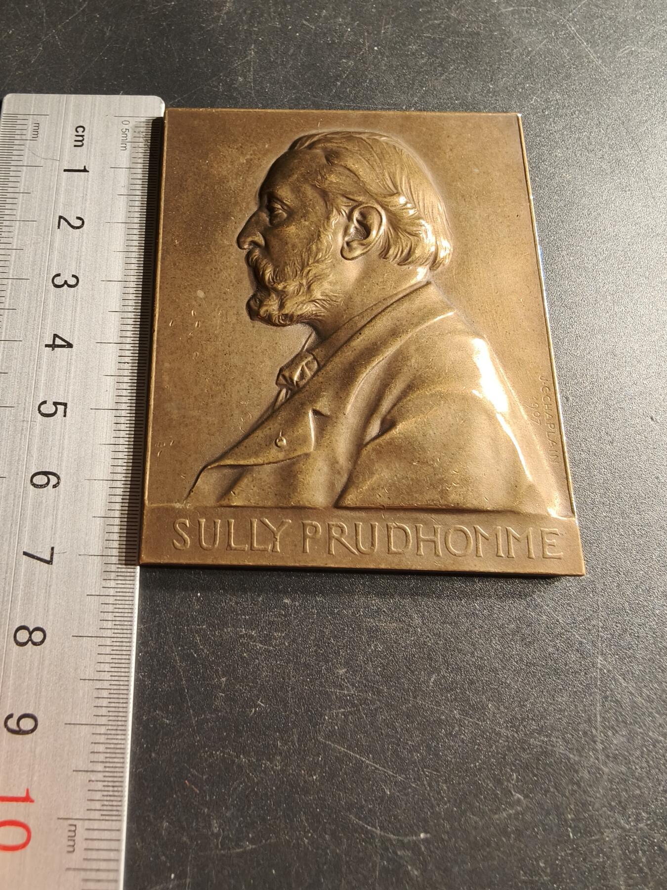 老王徽章第166期 法国著名诗人、散文家苏利•普鲁多姆成为法兰西学院院士25周年方形大铜章     大师夏普兰作品     尺寸71×57mm.    重量150g