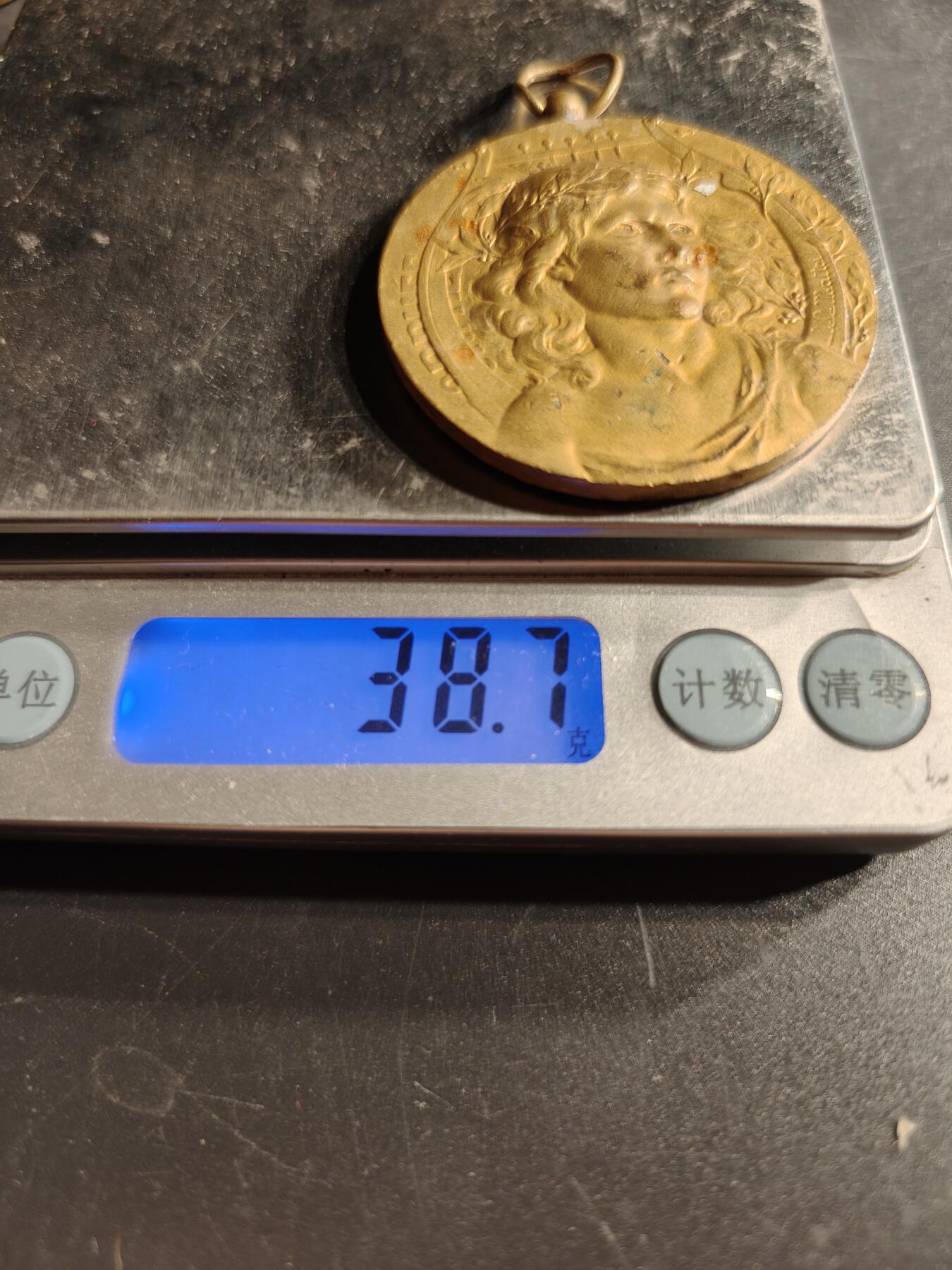 老王徽章第166期 法国孚日体育联盟镀金铜奖章     直径46mm.    重量38.7g