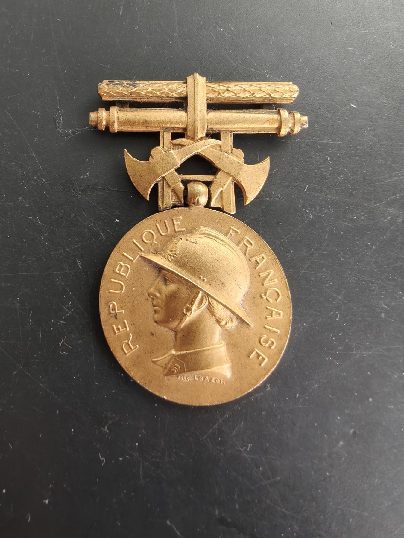 老王徽章第166期 法国金级消防员服役奖章     950银镀金    无绶带    17.6g