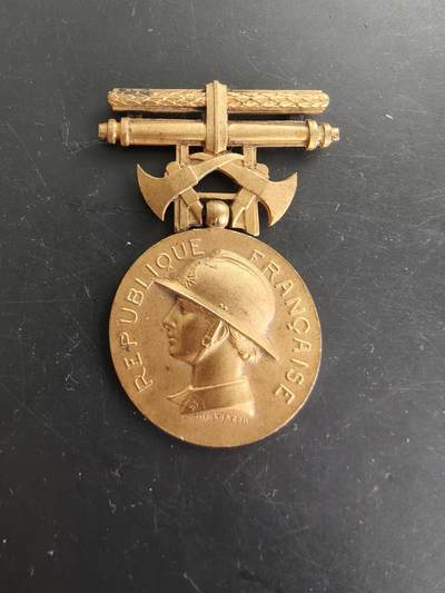 老王徽章第166期 - 法国金级消防员服役奖章     950银镀金    无绶带    17.6g