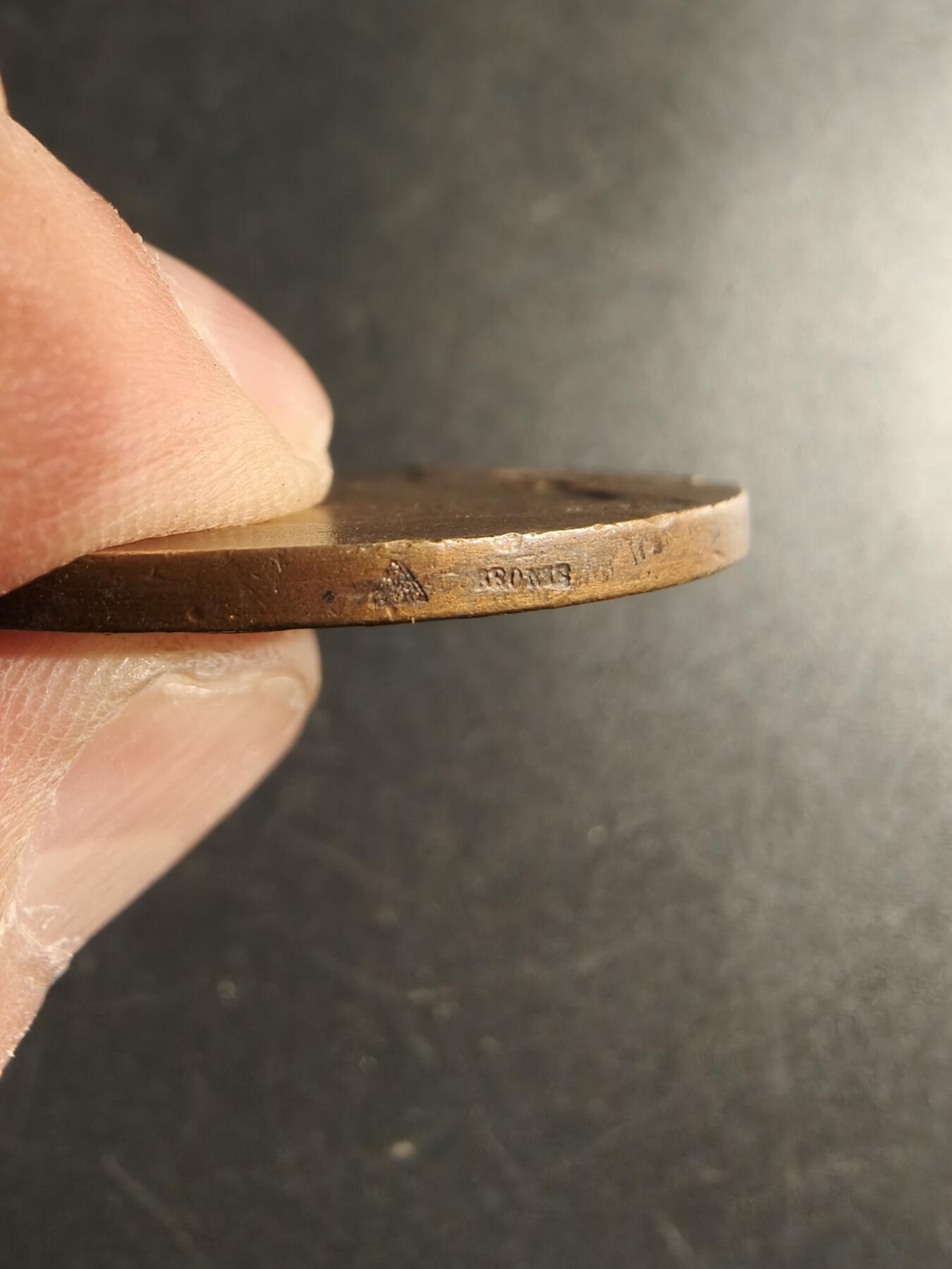 老王徽章第166期 法国体操协会铜奖章     直径44mm.   重量40g