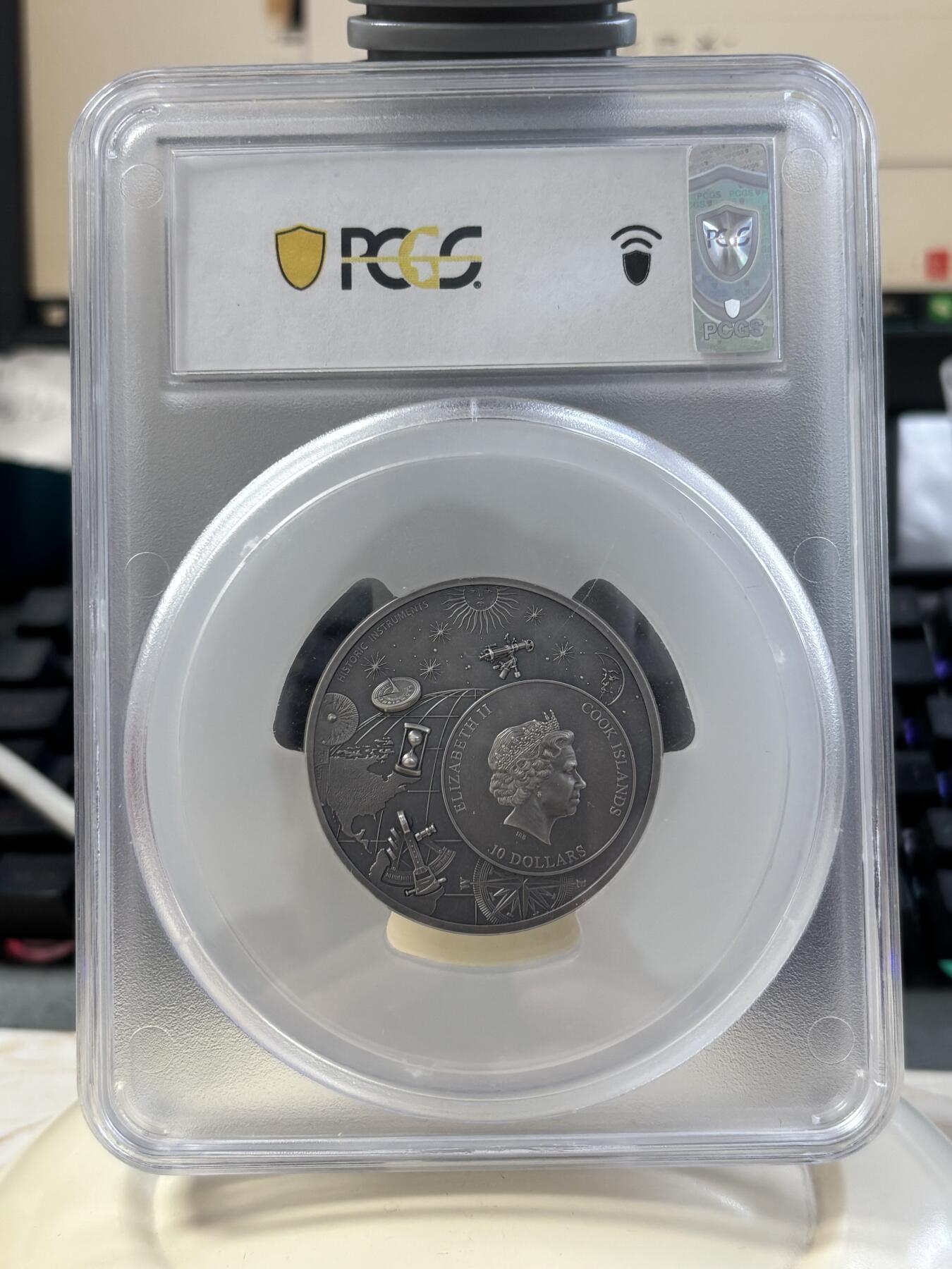 第183期拍卖 获奖库克2023年历史仪器星盘2盎司银币PCGS-MS70首无原盒证书，999银，发行1500枚，获克劳斯2024年度最佳克朗币大奖，