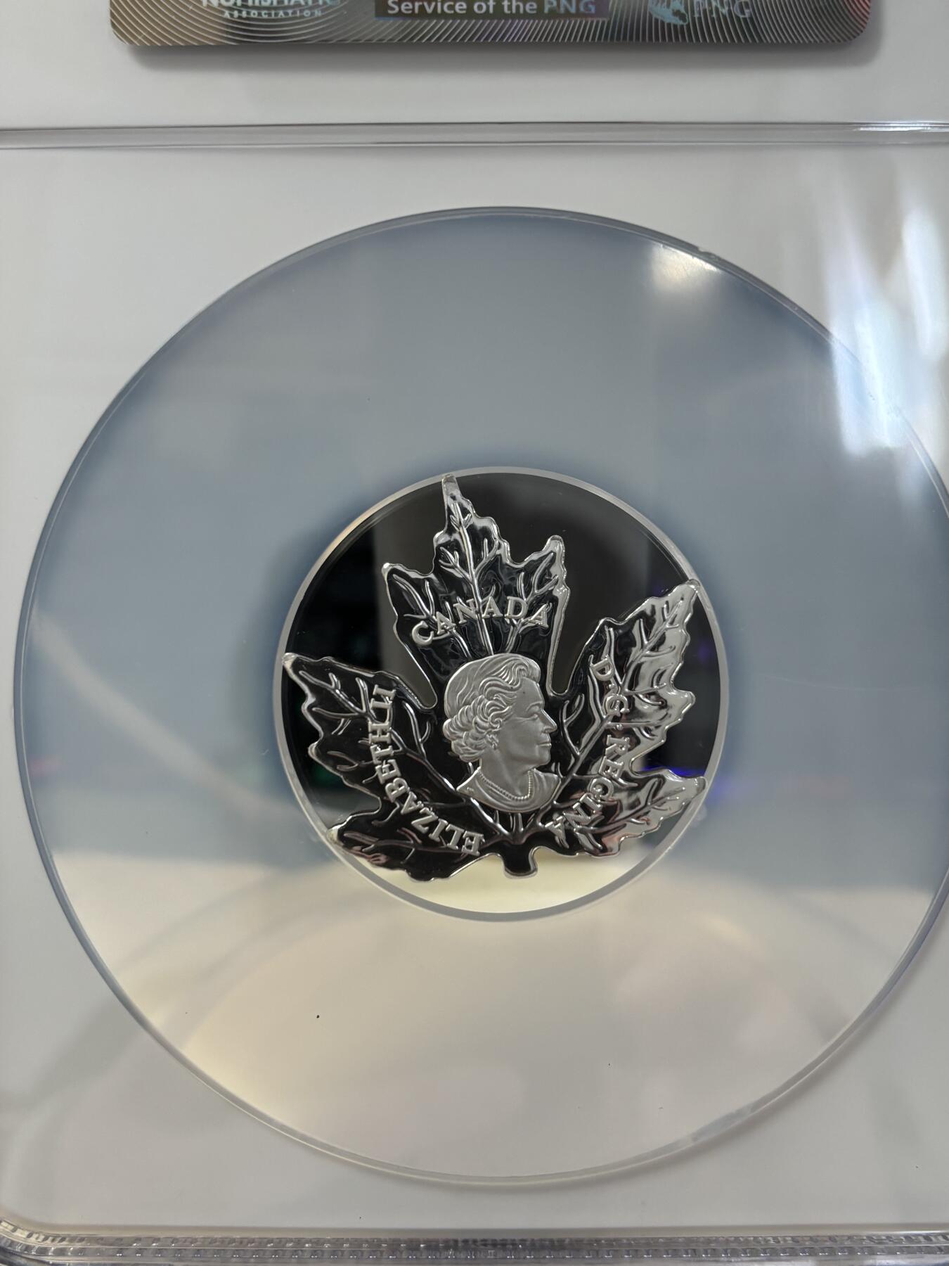 第183期拍卖 加拿大2016年世界首枚全彩色枫叶形1盎司纪念银币NGC-PF69无盒无证书，9999银，发行15000枚