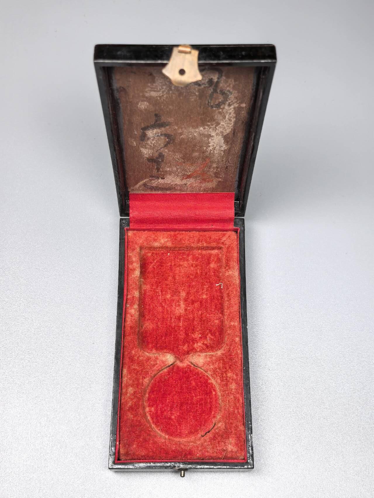 小驴勋章奖章收藏11月29日周六晚六点拍卖（珍爱和平，收藏战争，铭记历史，勿忘国耻，忠党爱国。有偿代拍，送拍规则在简介最后，参拍须阅读规则后再参拍，关系到运费包装发货时效真假辨别等关键信息，拍卖时不再发原图，看大图店主微信码在拍卖店铺介绍里） 中日甲午战争日方从军记章空盒，铭记历史，勿忘国耻，珍爱和平，收藏战争，甲午战争是中国近代史的分水岭，1895年4月17日签订了《马关条约》，甲午战争的结果给中华民族带来空前严重的民族危机，大大加深了中国社会半殖民地化的程度