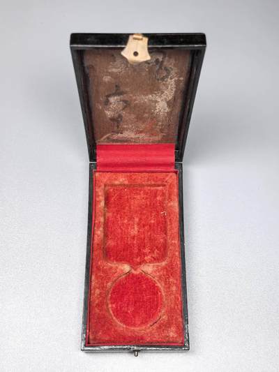 小驴勋章奖章收藏11月29日周六晚六点拍卖（珍爱和平，收藏战争，铭记历史，勿忘国耻，忠党爱国。有偿代拍，送拍规则在简介最后，参拍须阅读规则后再参拍，关系到运费包装发货时效真假辨别等关键信息，拍卖时不再发原图，看大图店主微信码在拍卖店铺介绍里） - 中日甲午战争日方从军记章空盒，铭记历史，勿忘国耻，珍爱和平，收藏战争，甲午战争是中国近代史的分水岭，1895年4月17日签订了《马关条约》，甲午战争的结果给中华民族带来空前严重的民族危机，大大加深了中国社会半殖民地化的程度