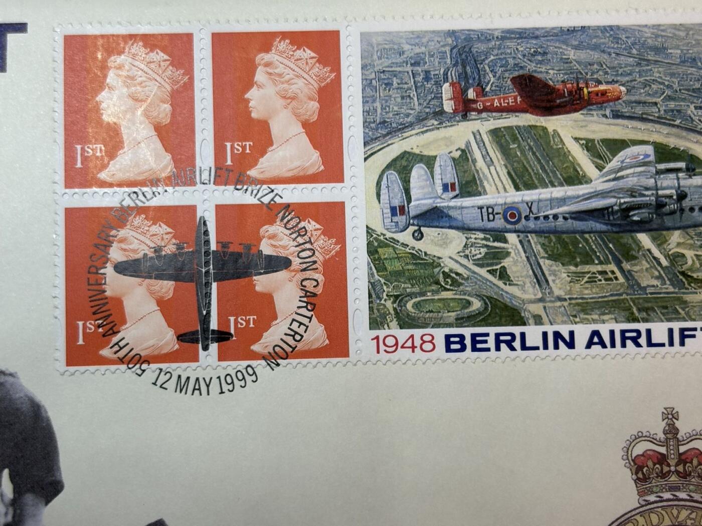 盛世勋华——号角文化勋章邮票专场拍卖第291期 英国1999年柏林危机（柏林空运成功50周年）纪念首日邮币封，包括纪念章+主题邮票+历史资料的组合类藏品，兼具历史纪念与收藏属性，纪念1948-1949年柏林空运50周年——这是二战后美苏冷战初期，西方阵营向被封锁的西柏林空运物资的行动，是冷战早期的标志性事件。限量发行，编号29500