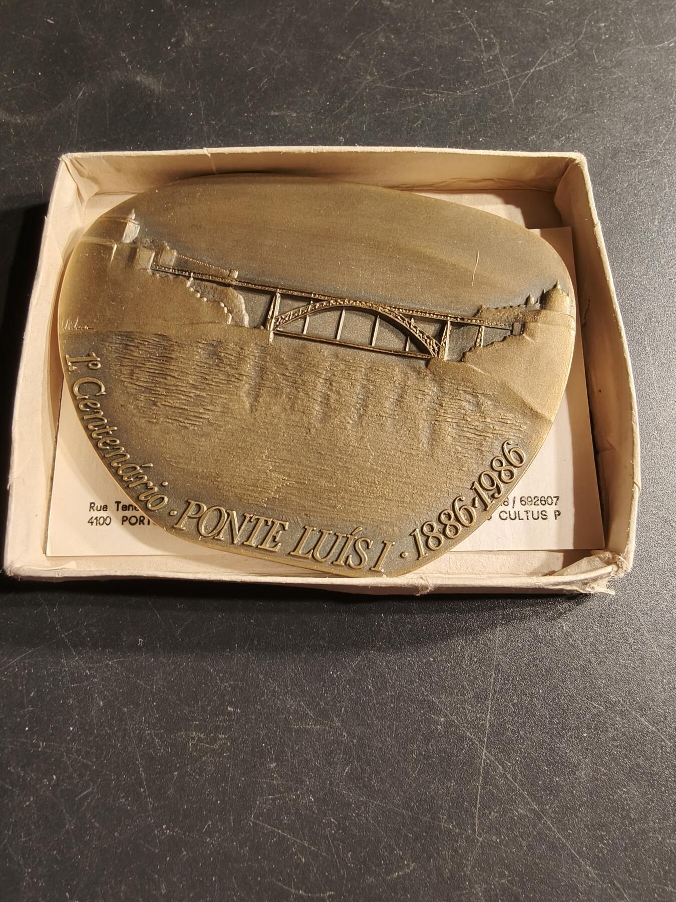 老王徽章第166期 葡萄牙波尔图杜罗河路易一世大桥建成百年异形大铜章    共1500枚，该枚编号1435      原盒     尺寸90×67mm.    重量211.9g