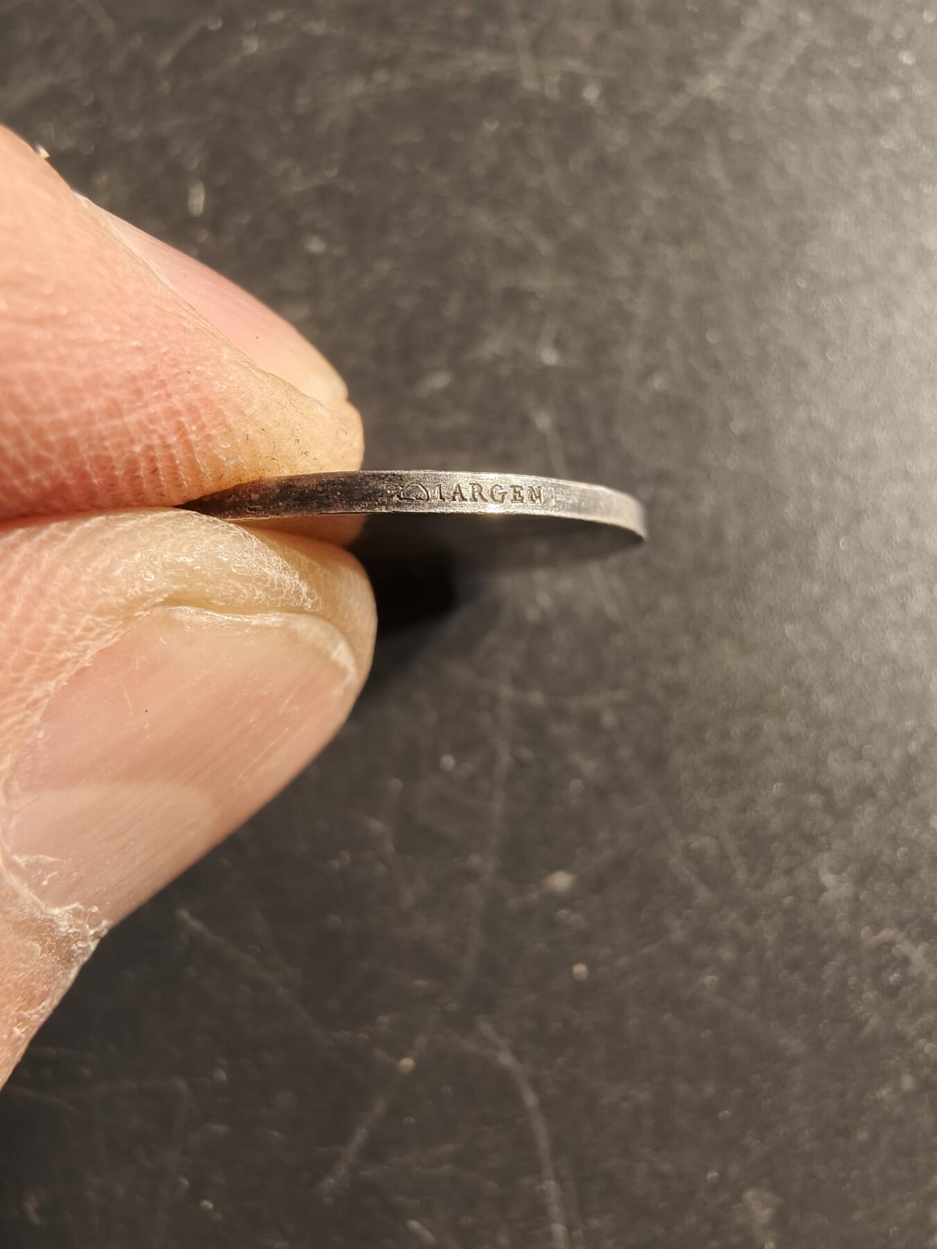 老王徽章第166期 法国亚眠市体育协会银章     950银    直径22mm.    重量6g