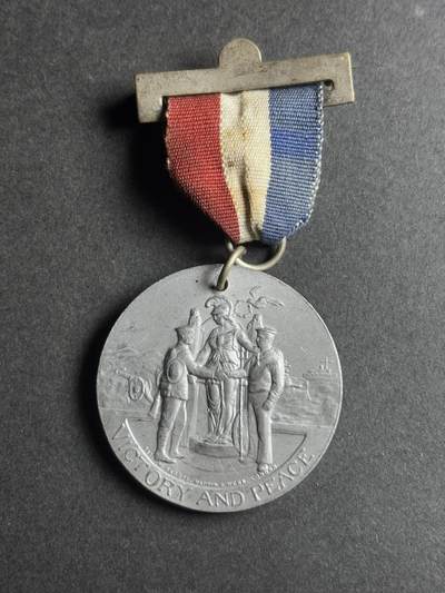 文馨钱币收藏第 283 场，【大雪鉴珍，寒英缀金】金银纪念币精品场，诚邀您的参与【长期接代拍品】 - 少见带绥带胜利与和平纪念章，直径 38.6 厚度 3.2mm