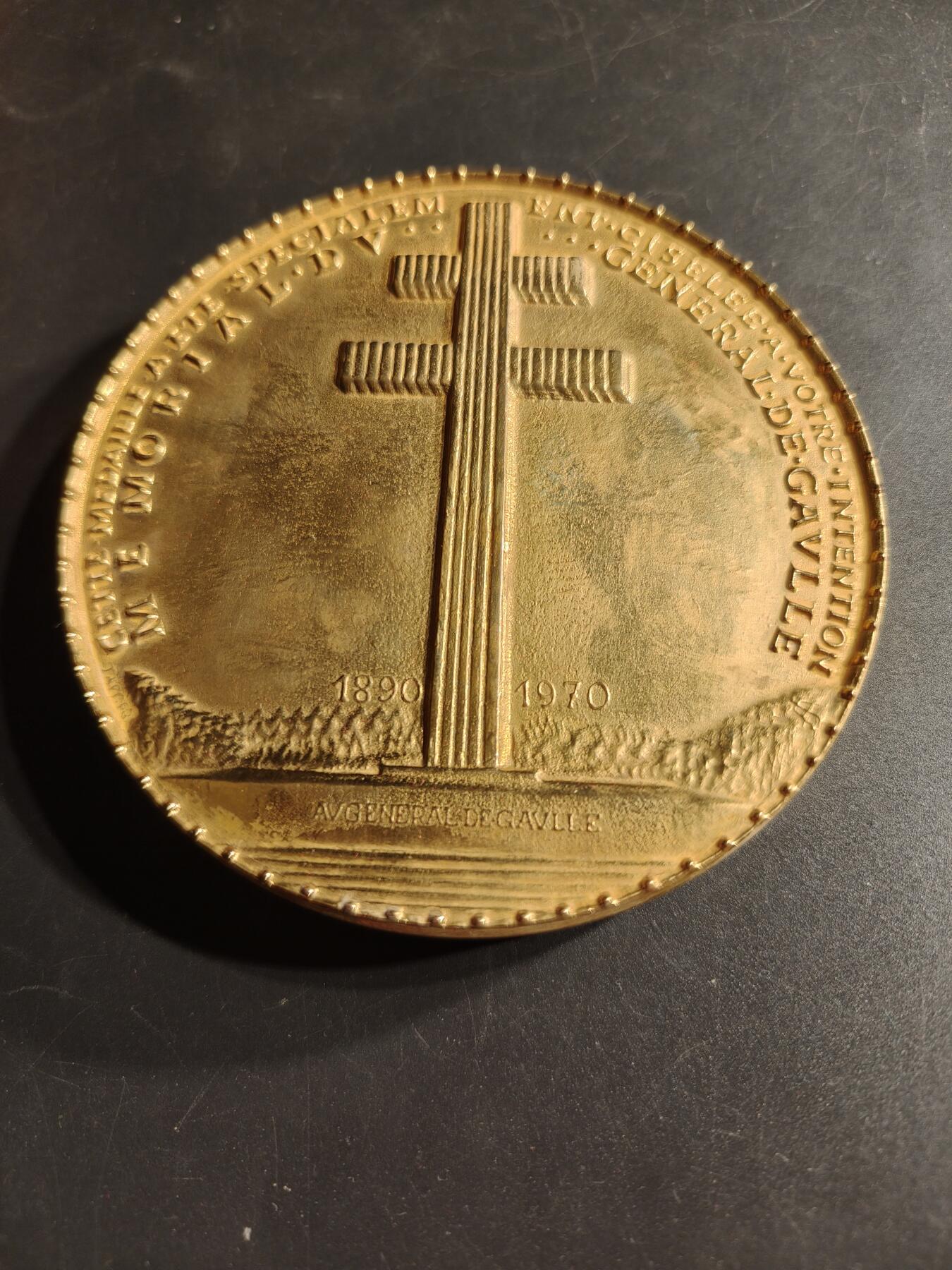 老王徽章第166期 法国夏尔戴高乐将军逝世镀金大铜章     原盒原证镀24k金    罕见大尺寸    直径90mm.     重量762.2g