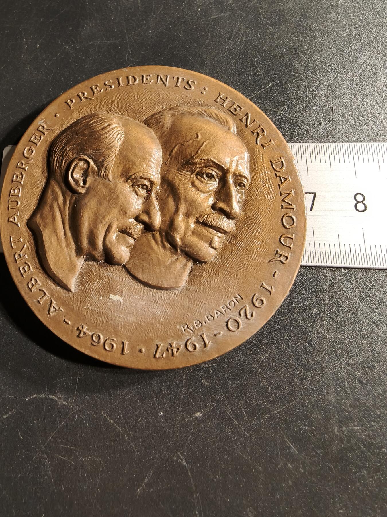 老王徽章第166期 法国莱茵河与罗讷河大铜章    正面为两位法国总统阿尔伯特•奥伯格与亨利达穆尔     直径68mm.    重量180g