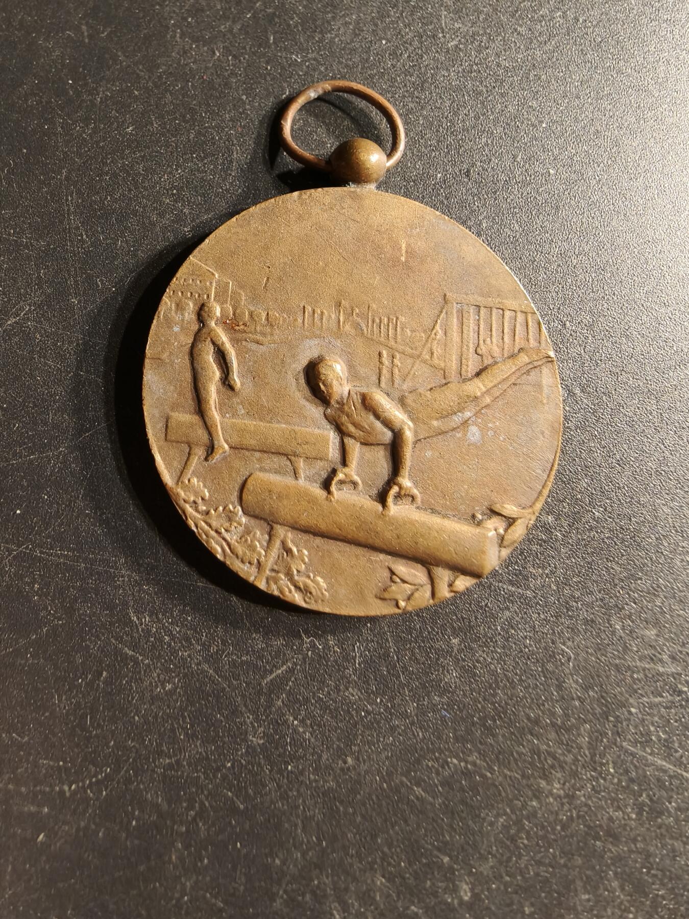 老王徽章第166期 法国体操协会铜奖章     直径36mm.   重量21.8g