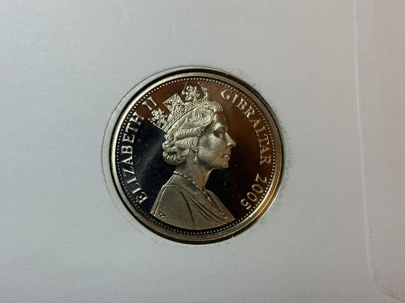 盛世勋华——号角文化勋章邮票专场拍卖第291期 英国马恩岛2005年特拉法尔加海战200周年纪念币首日收藏封，含邮票、插画、克朗型纪念币封装，限量发行，编号0601，纪念1805年英国海军在特拉法尔加海战中击败法西联合舰队的战役，主角是英国海军名将纳尔逊的旗舰“胜利号（HMS Victory）”，2005年是该战役200周年纪念节点。