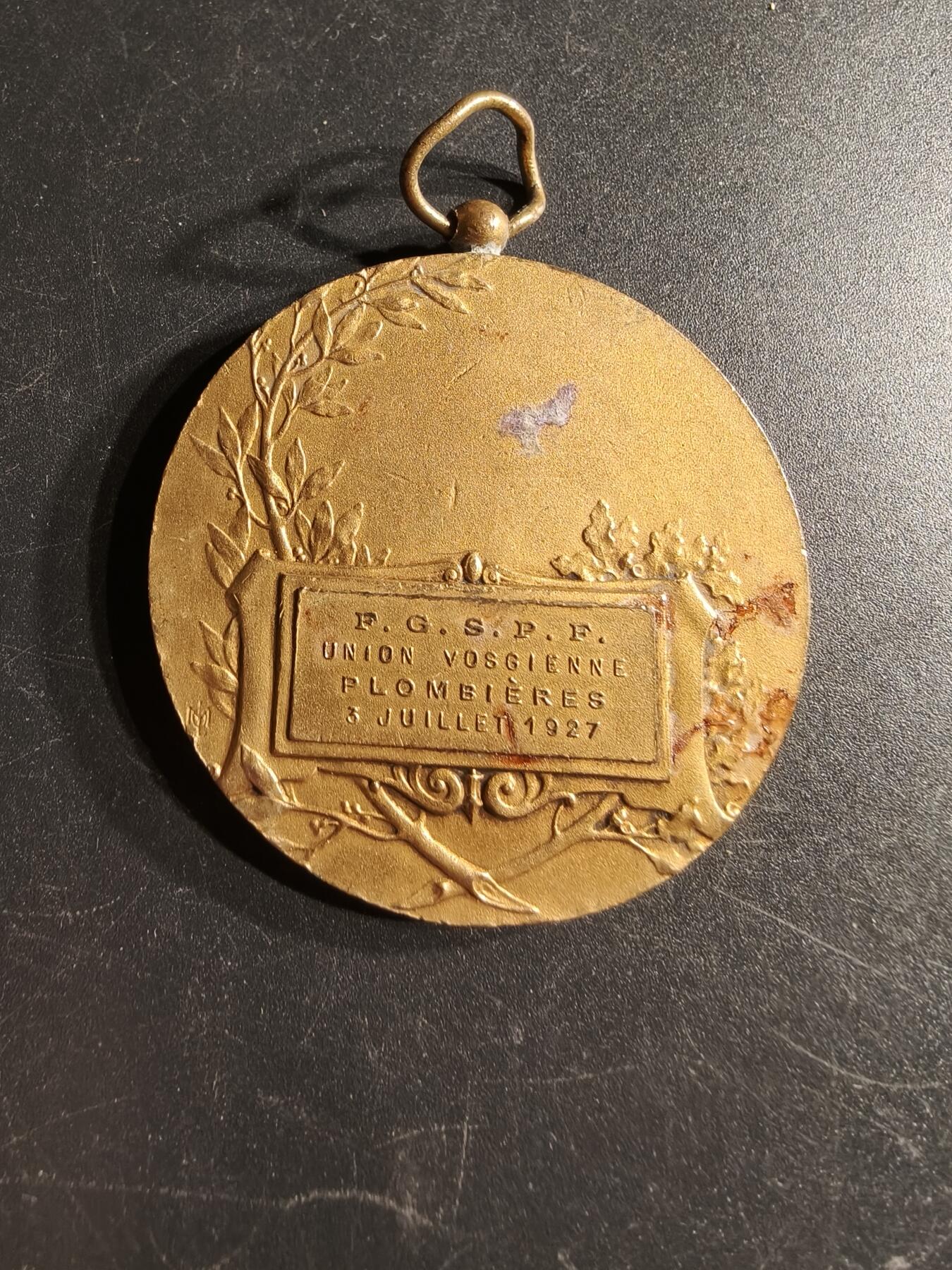 老王徽章第166期 法国孚日体育联盟镀金铜奖章     直径46mm.    重量38.7g
